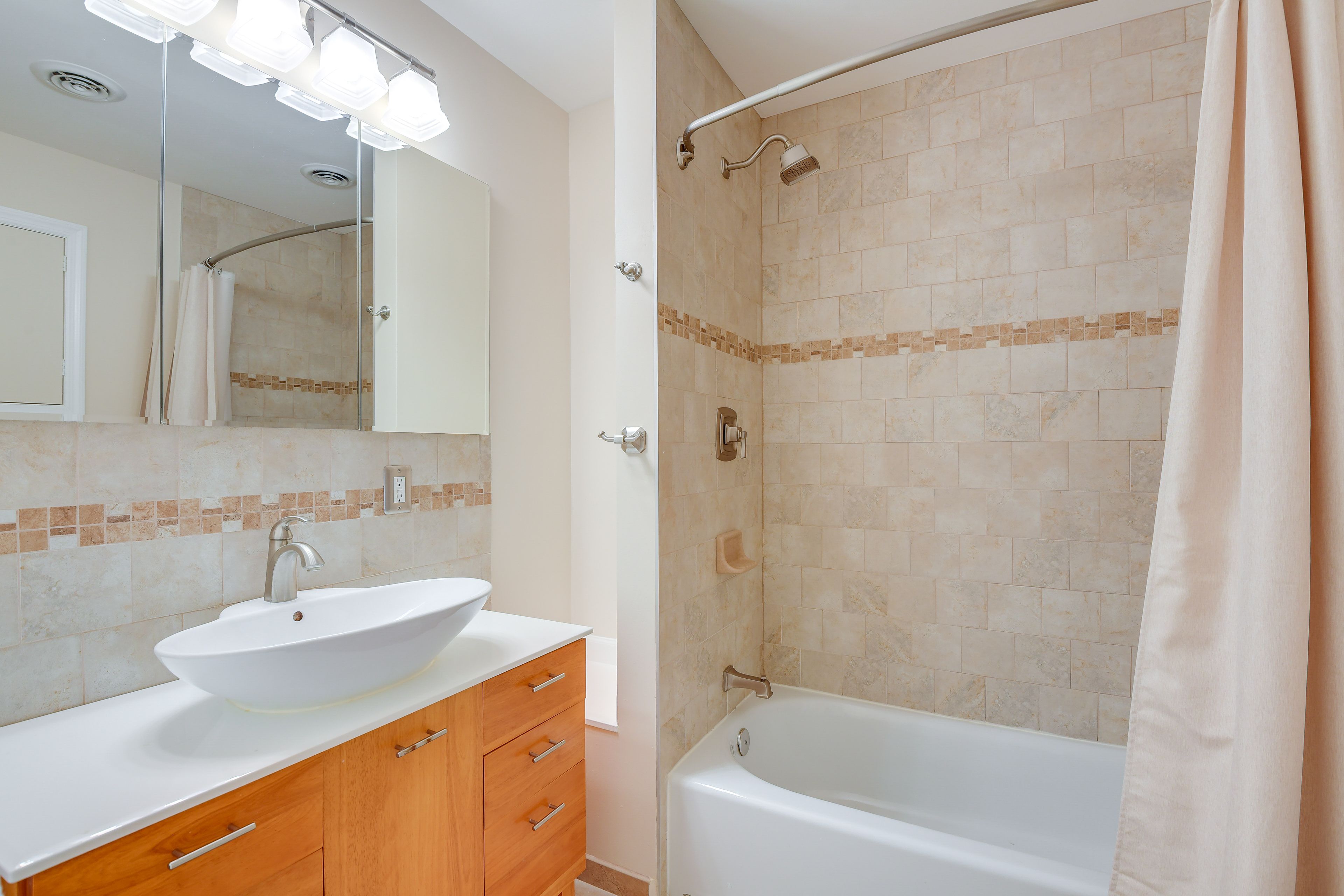 Full Bathroom | 2nd Floor