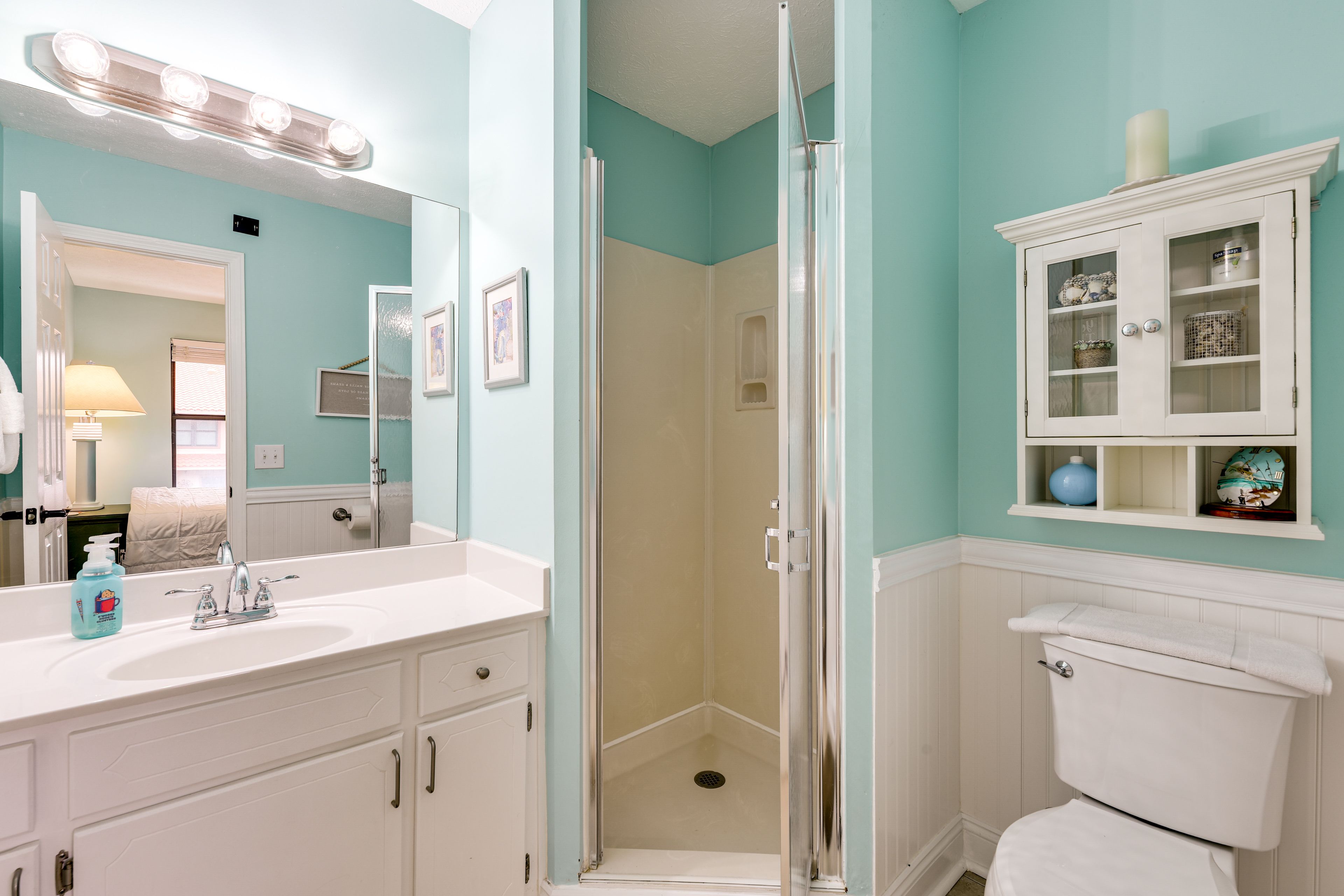 Full Bathroom | 2nd Floor | Complimentary Toiletries | Hair Dryer