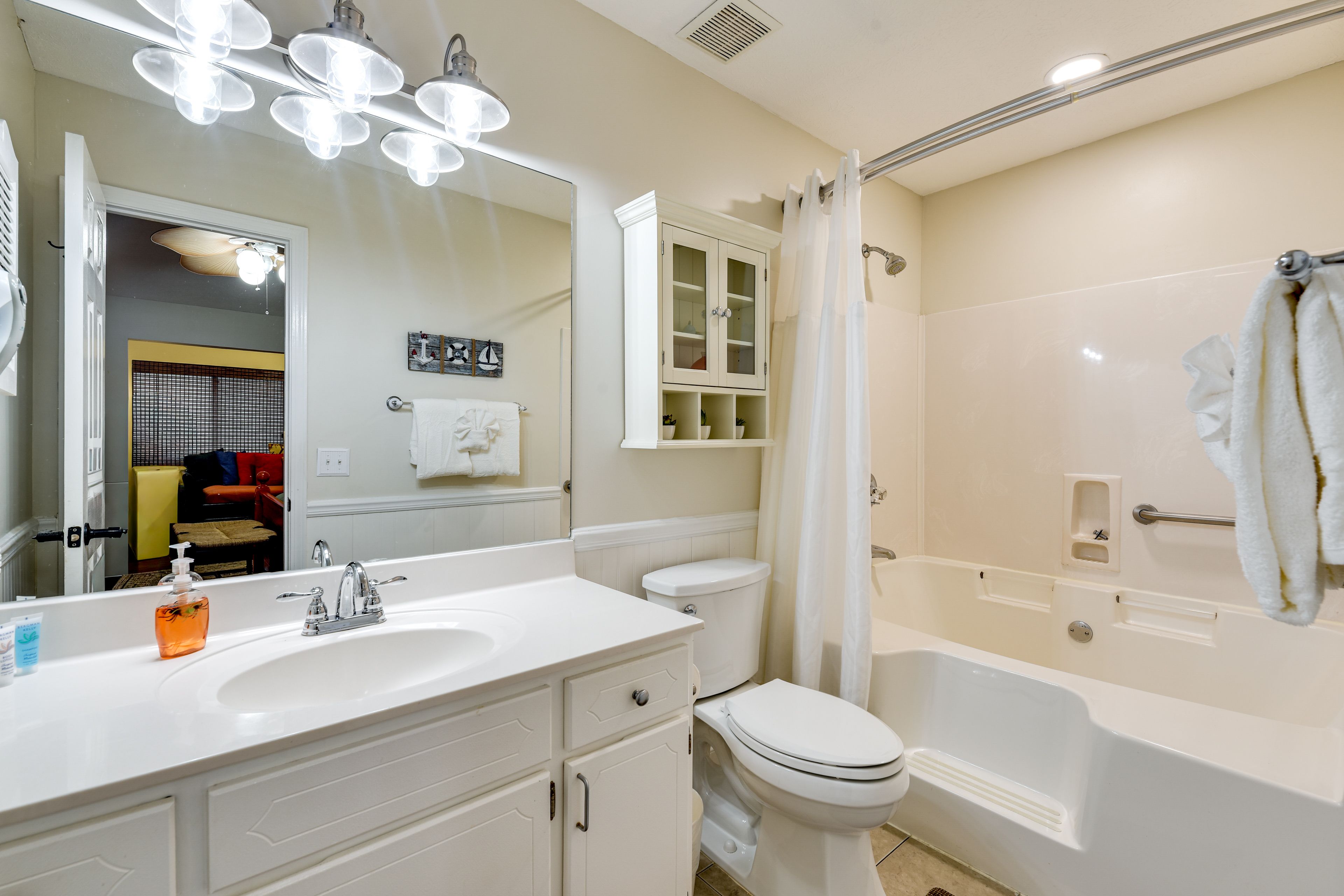 En-Suite Bathroom | 2nd Floor | Towels Provided