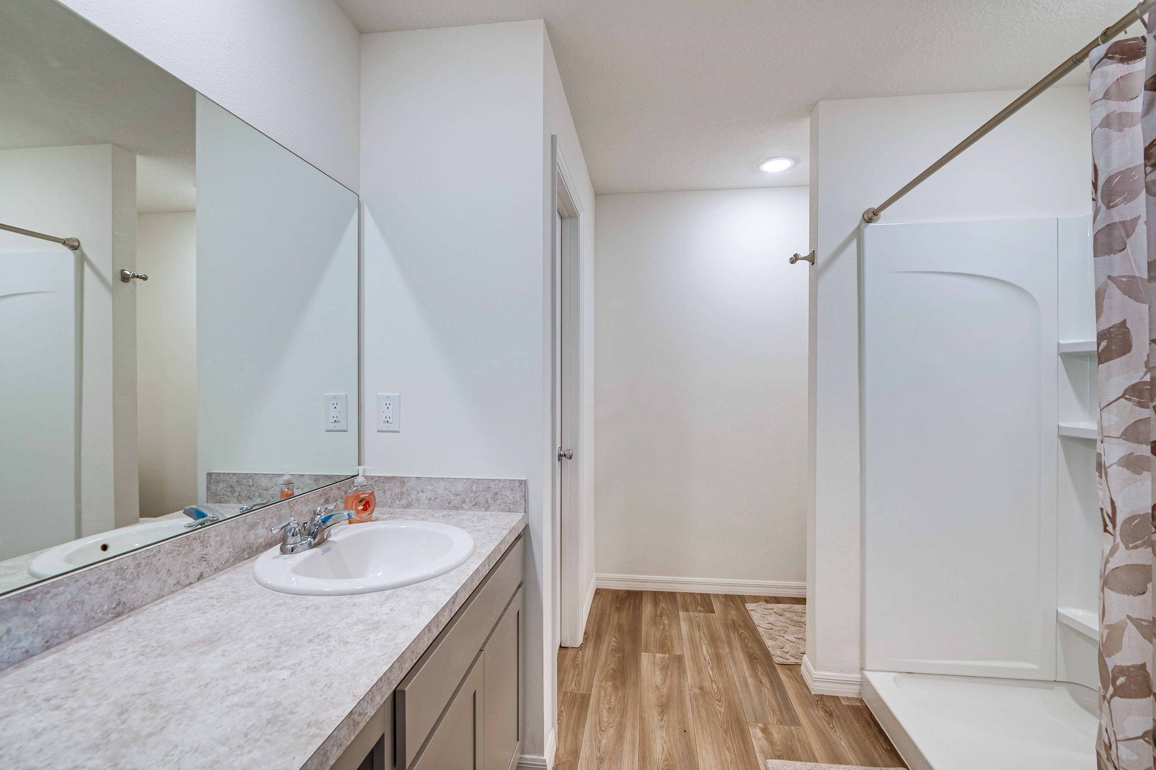 Full Bathroom | Complimentary Toiletries | Towels Provided