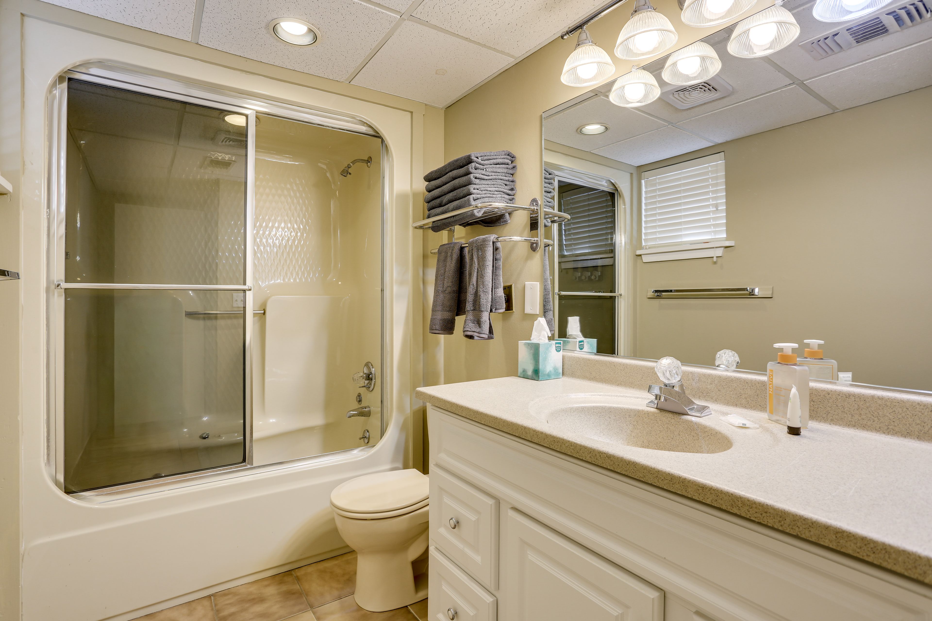 Full Bathroom | Towels Provided | Complimentary Toiletries