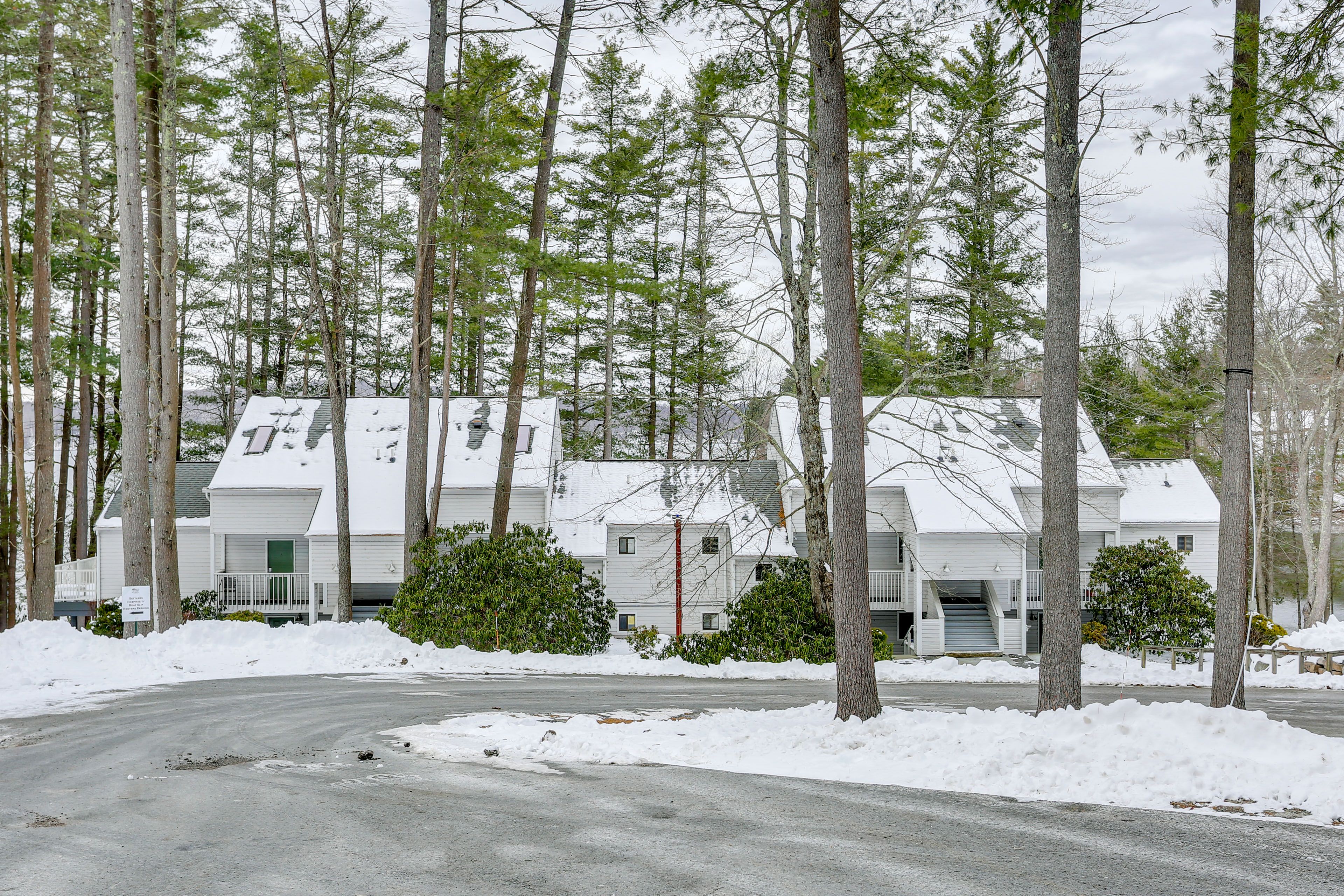 Parking | Parking Lot (Unassigned; 1 Vehicle)