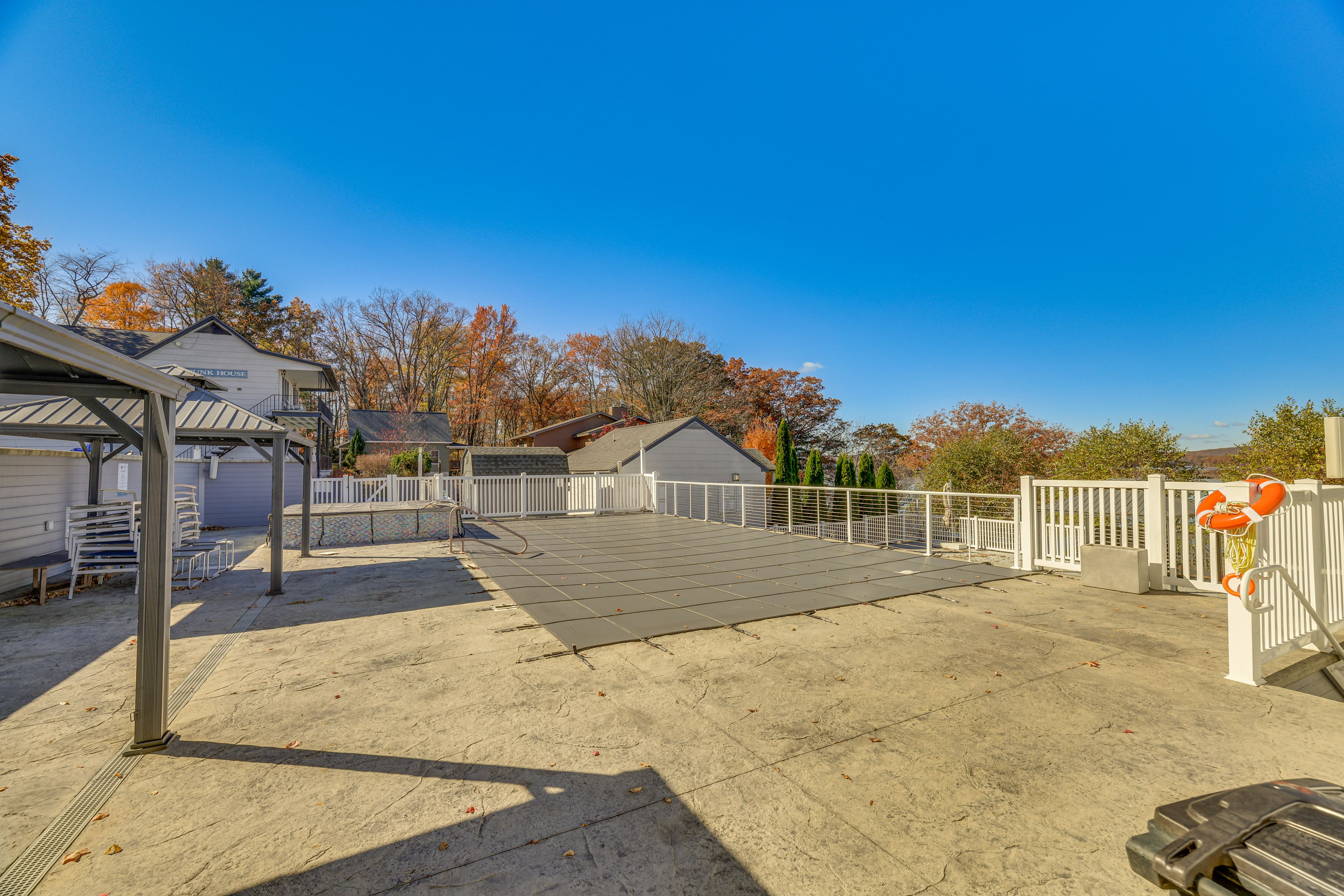 Seasonal Outdoor Pool & Hot Tub