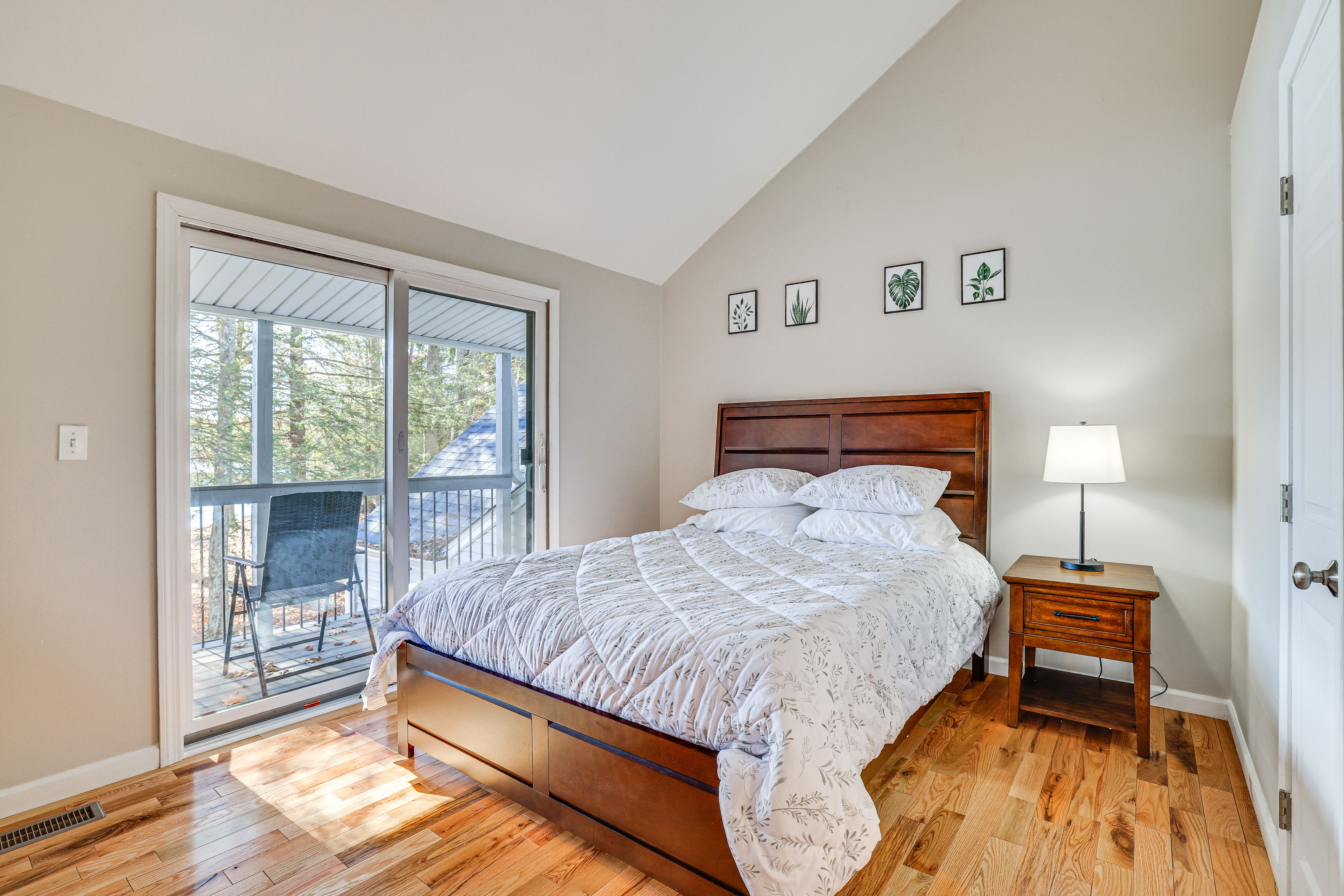 Bedroom 1 (Loft) | 2nd Floor | Queen Bed | Twin Daybed | Smart TV
