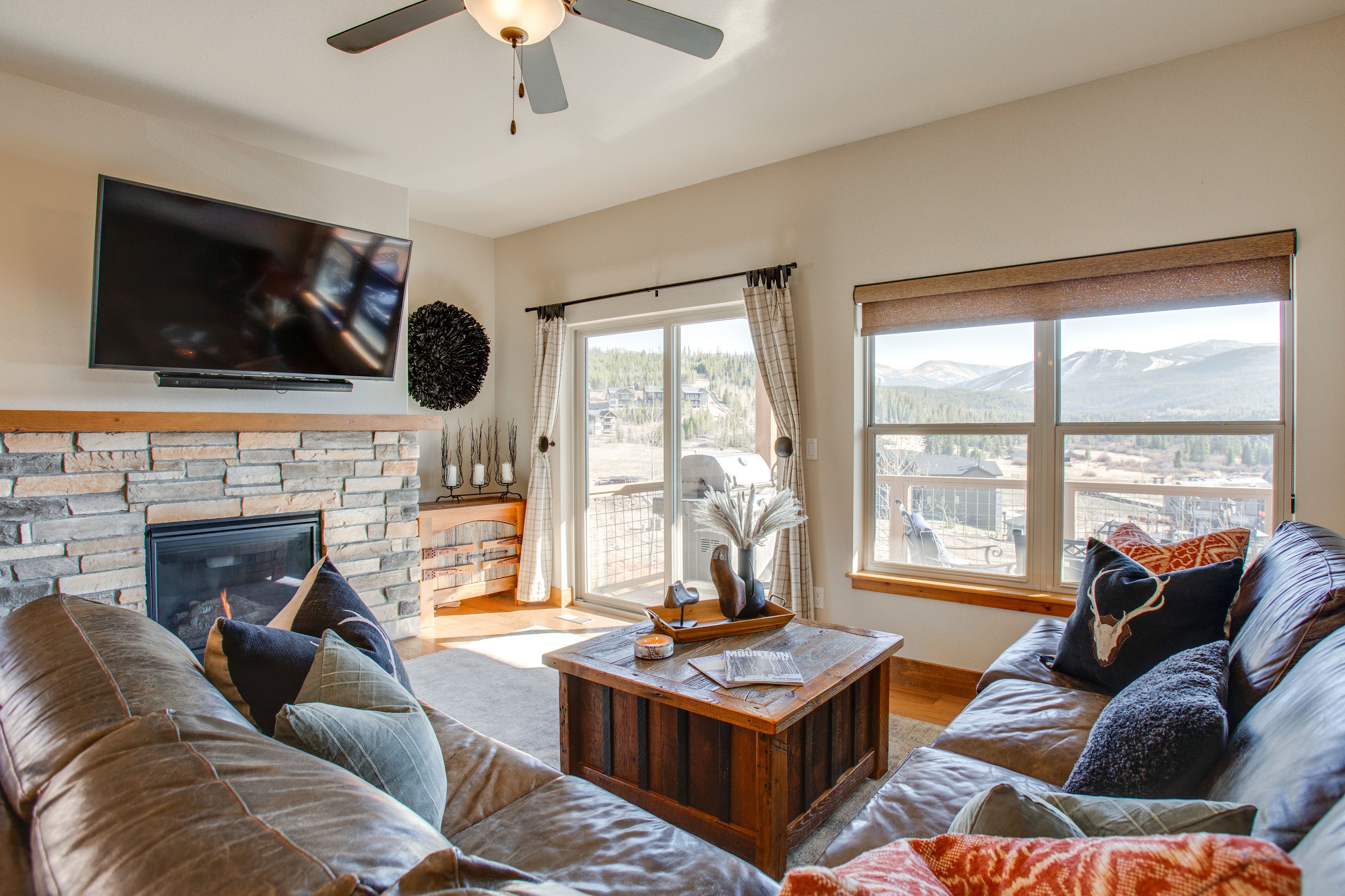 Living Room | Main Level | Smart TV | Free WiFi