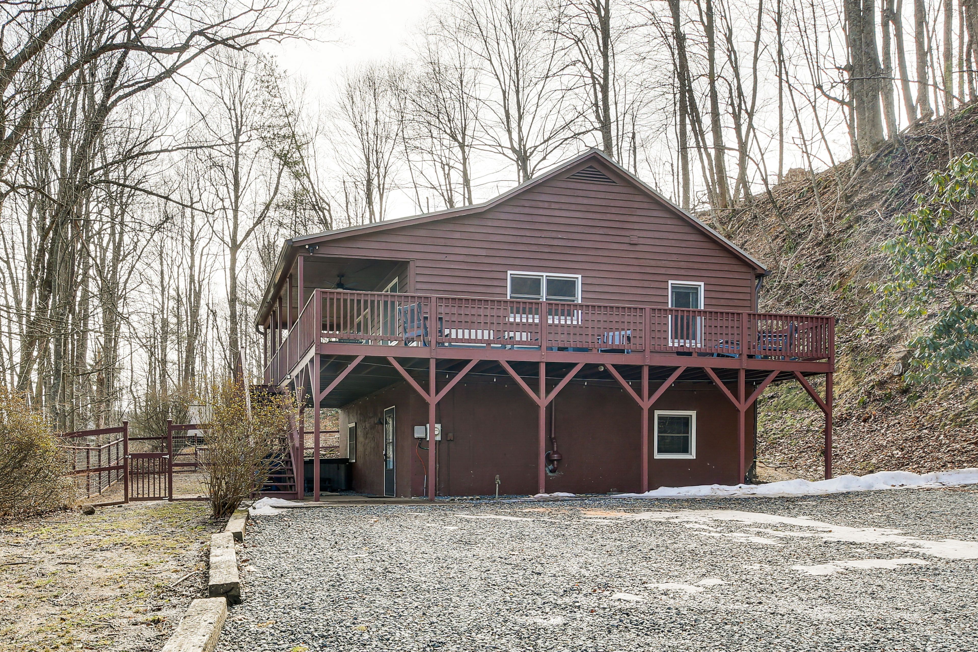 Parking | Driveway (5 Vehicles) | Small RV/Standard Trailer Parking Allowed