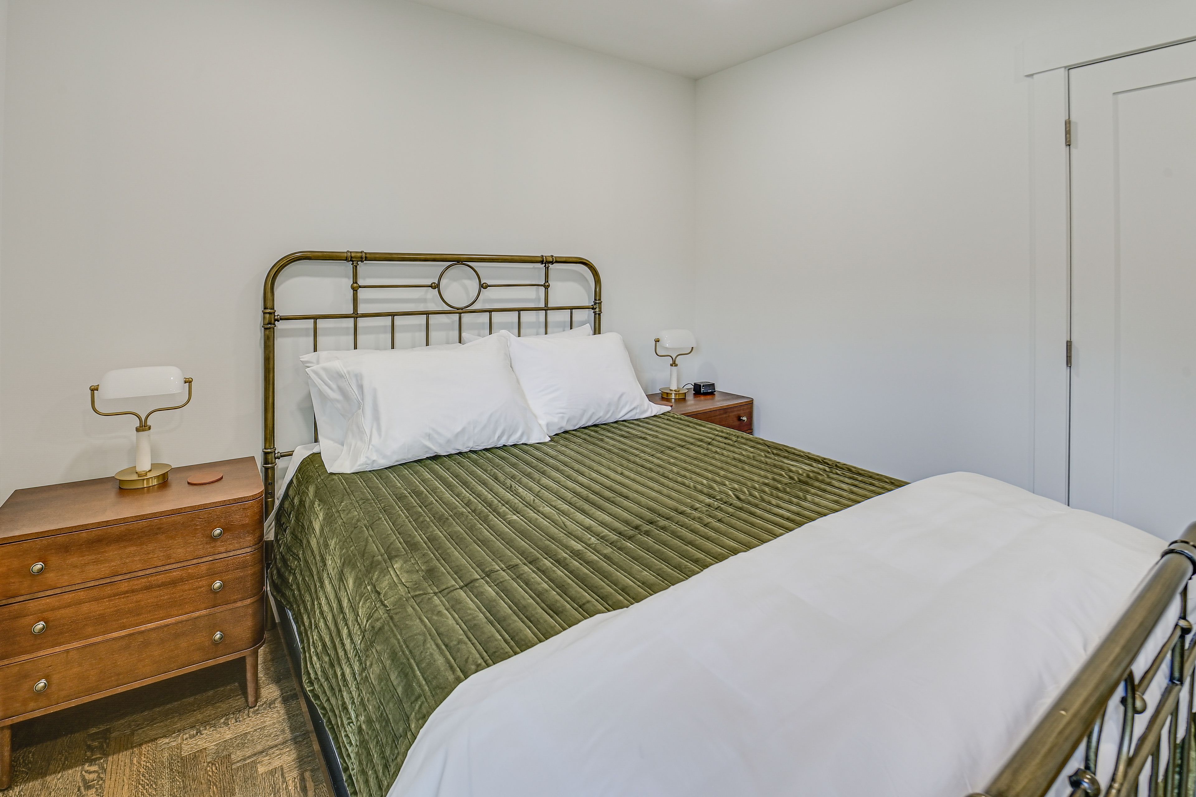 Bedroom 1 | Queen Bed