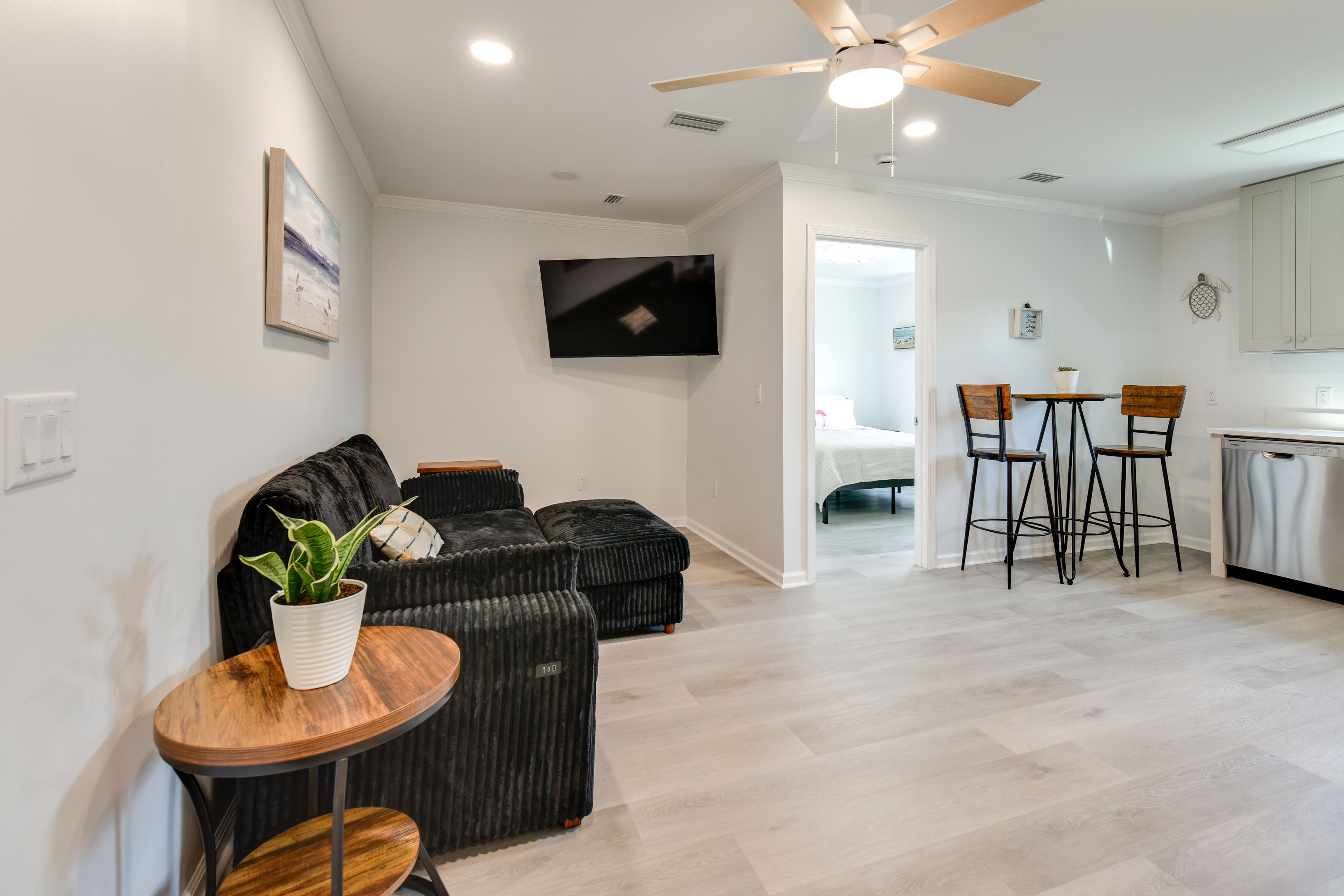 Living Room | Free WiFi | Smart TV | Central A/C