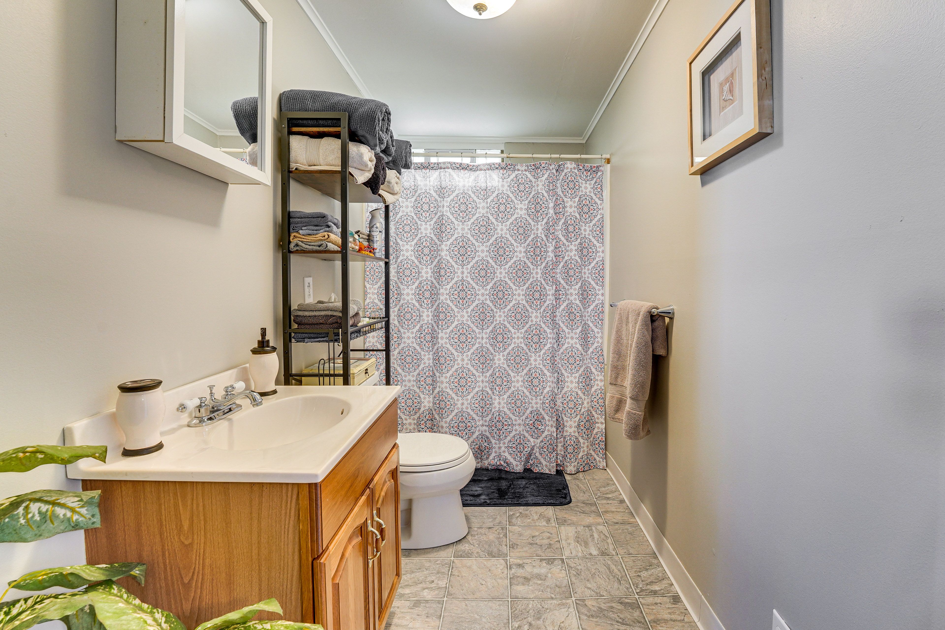 Full Bathroom | Towels Provided | Lower Floor
