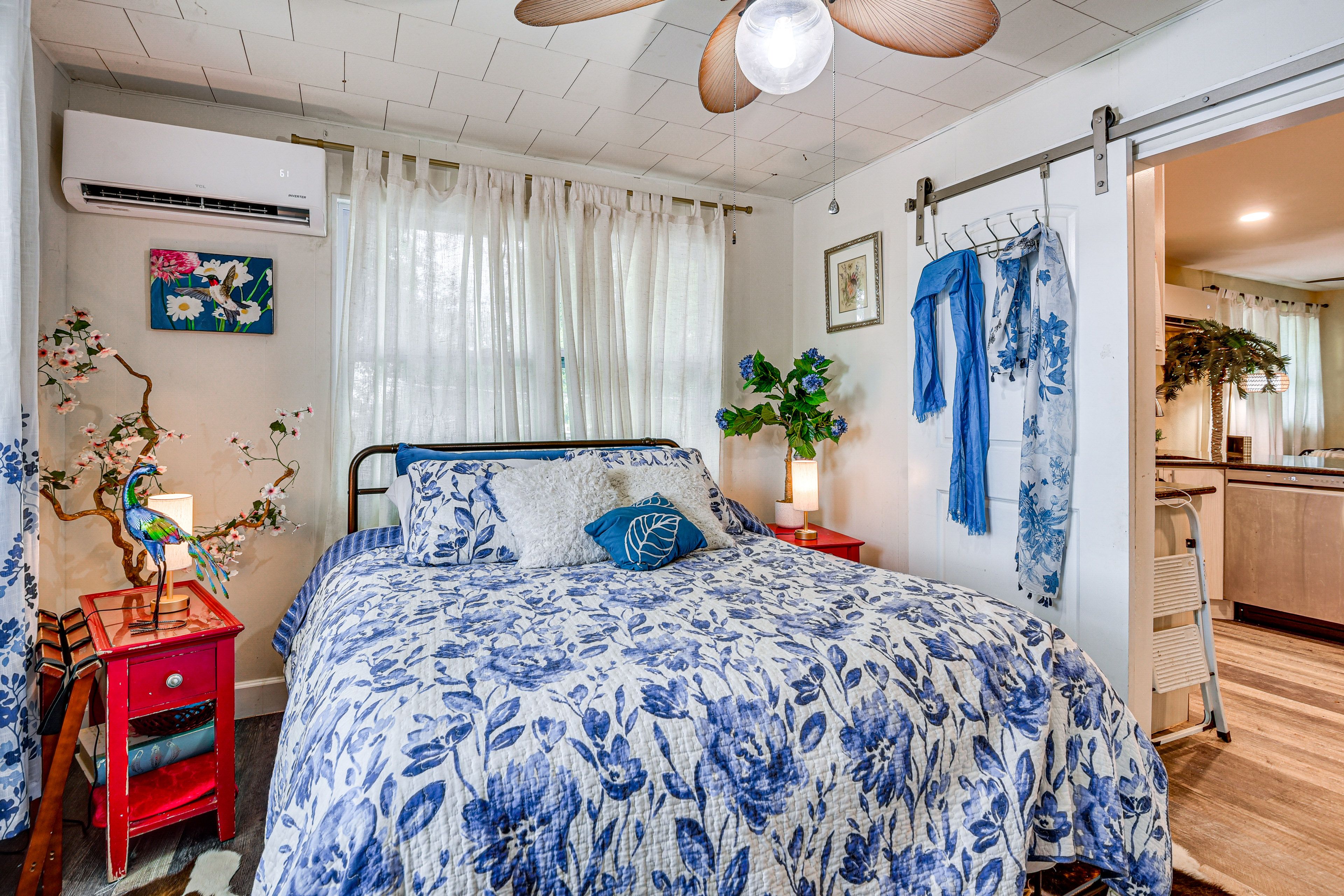 Bedroom | Queen Bed