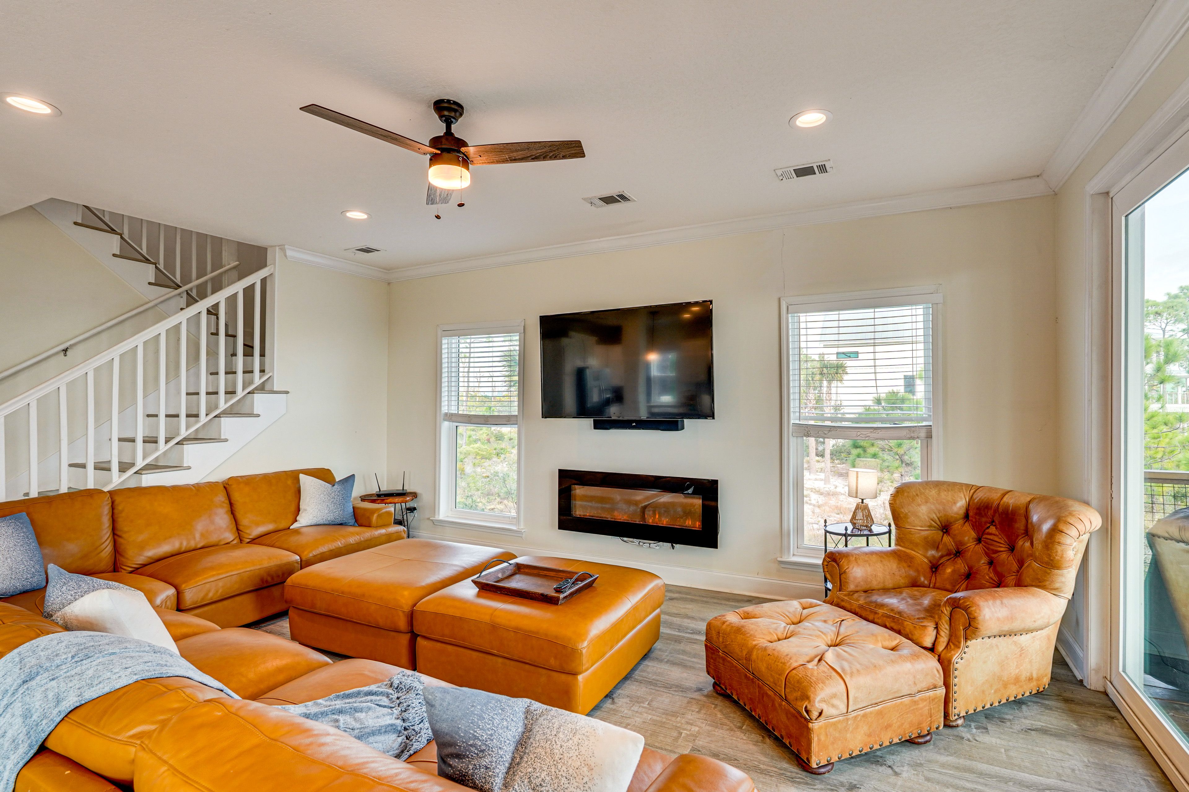 Living Room | 1st Floor | Smart TV | Free WiFi | Electric Fireplace