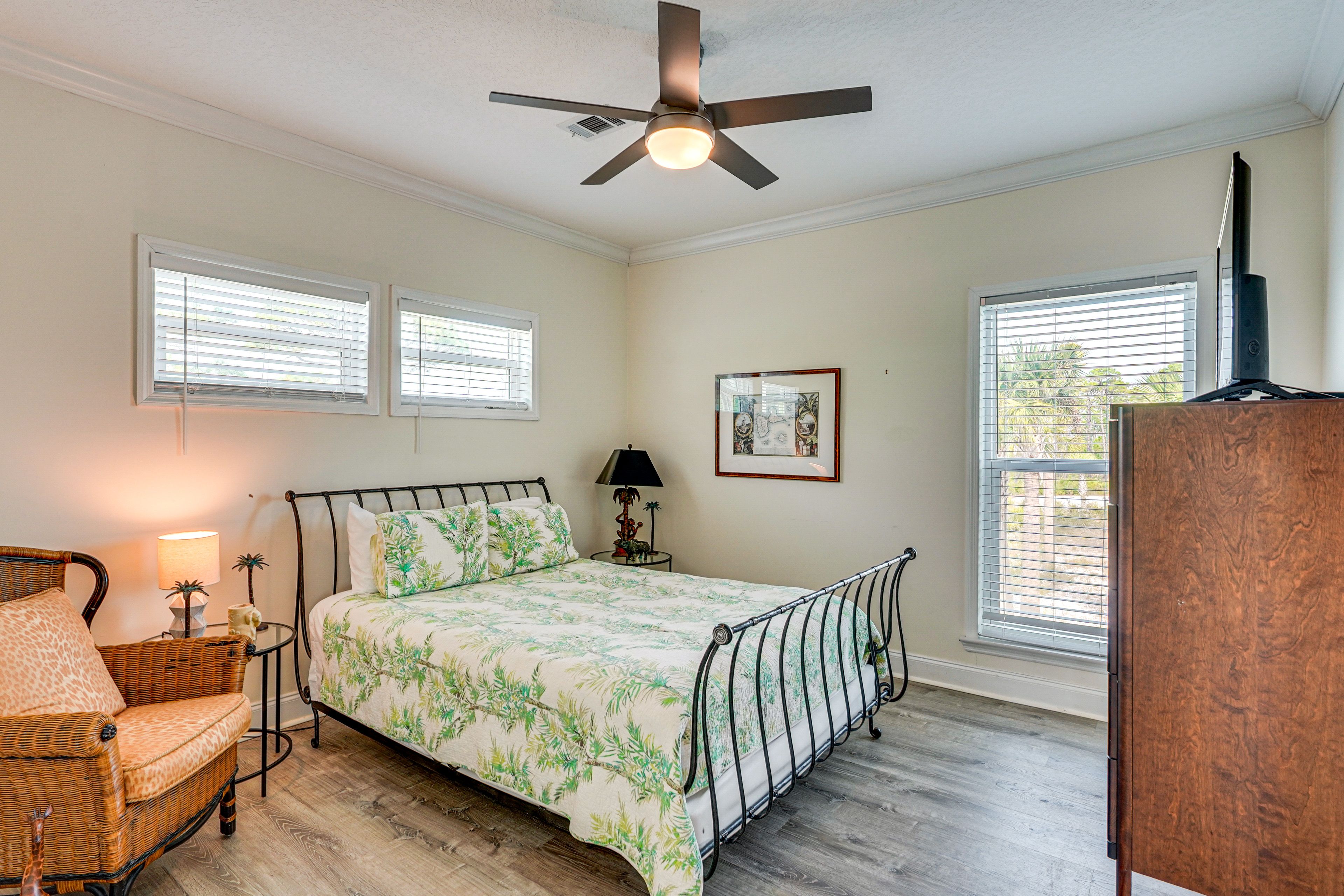 Bedroom 4 | 1st Floor | Queen Bed | Smart TV