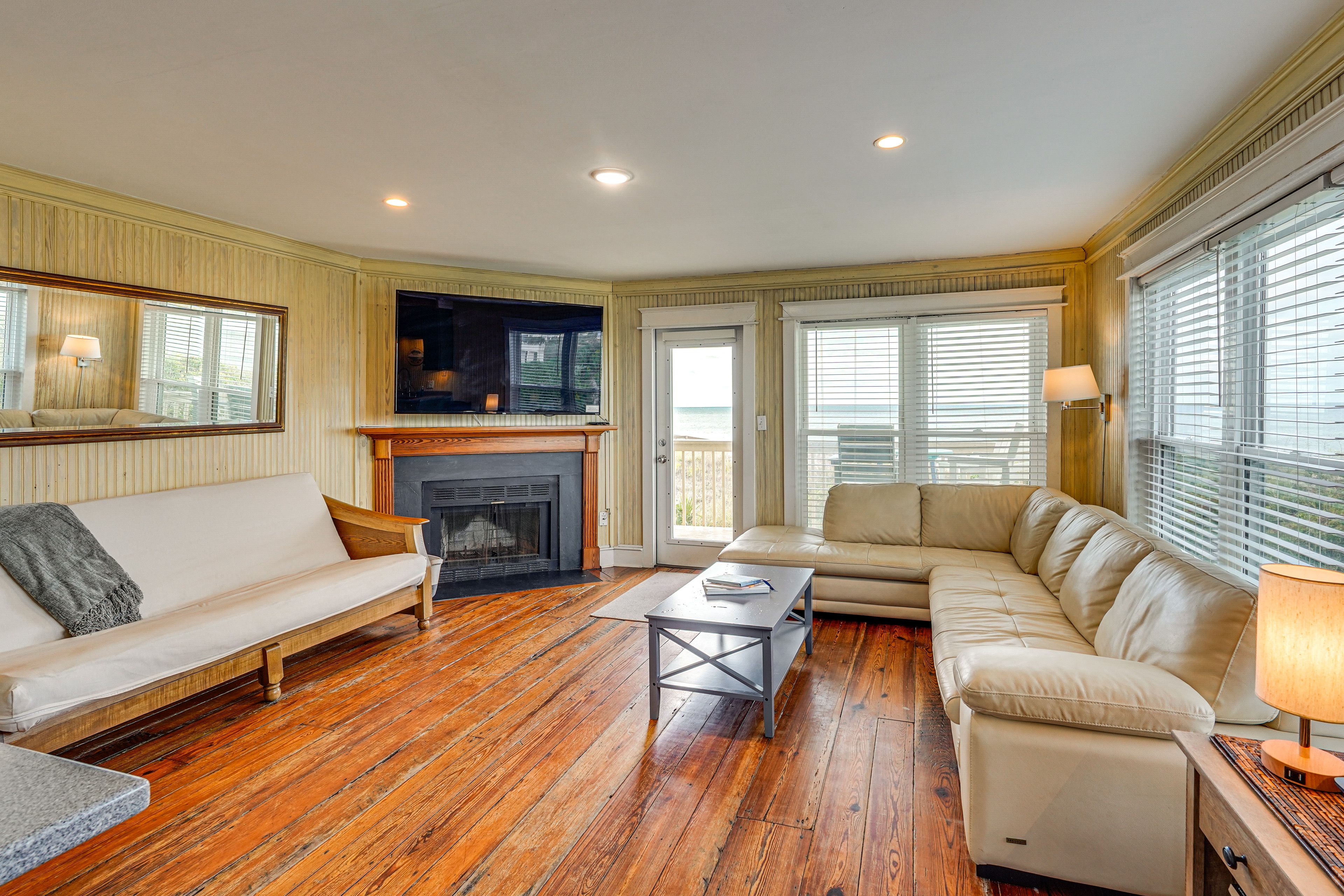 Living Room | 1st Floor | Queen Futon | Smart TV | Free WiFi | Balcony Access