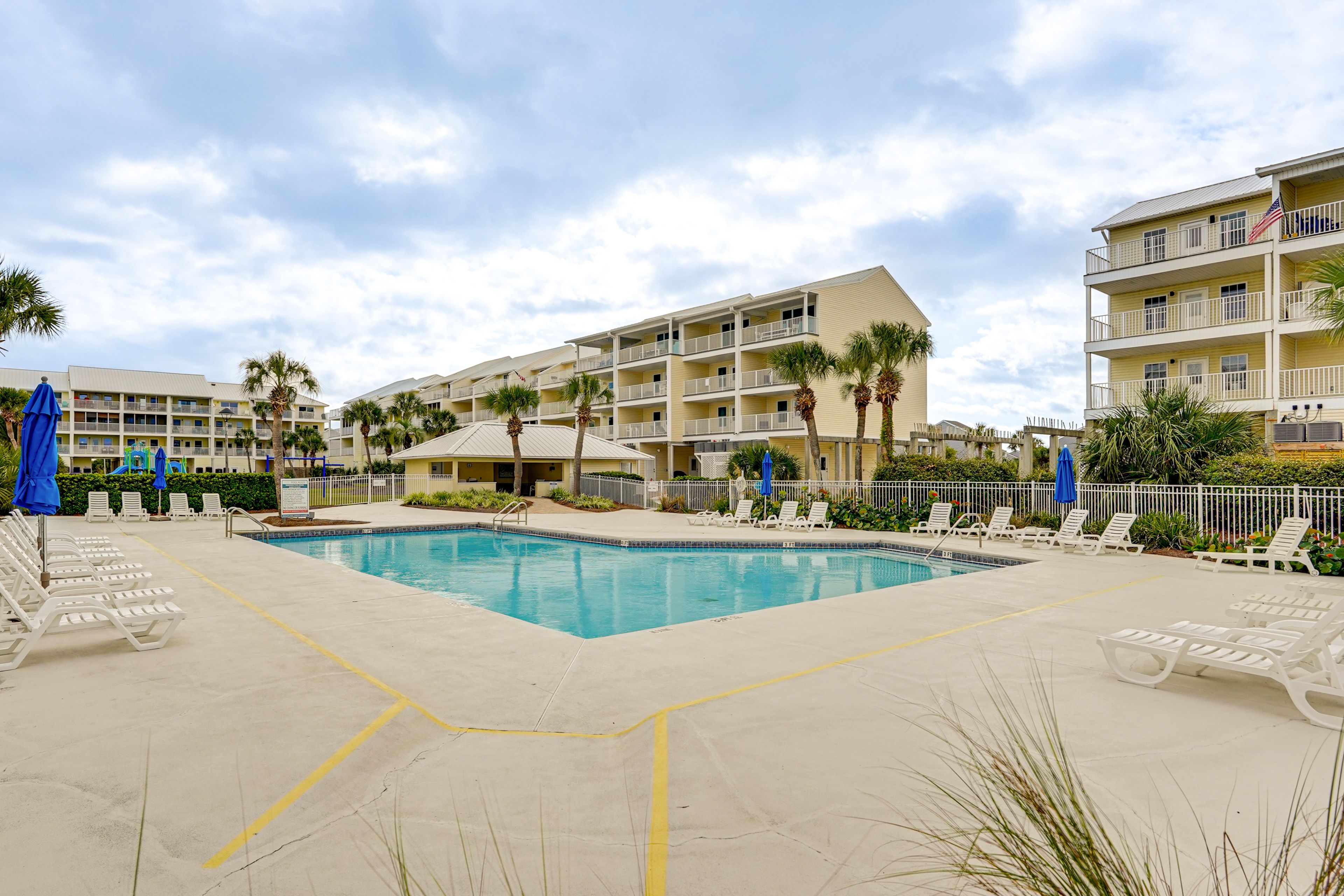 Community Amenities | Outdoor Pool