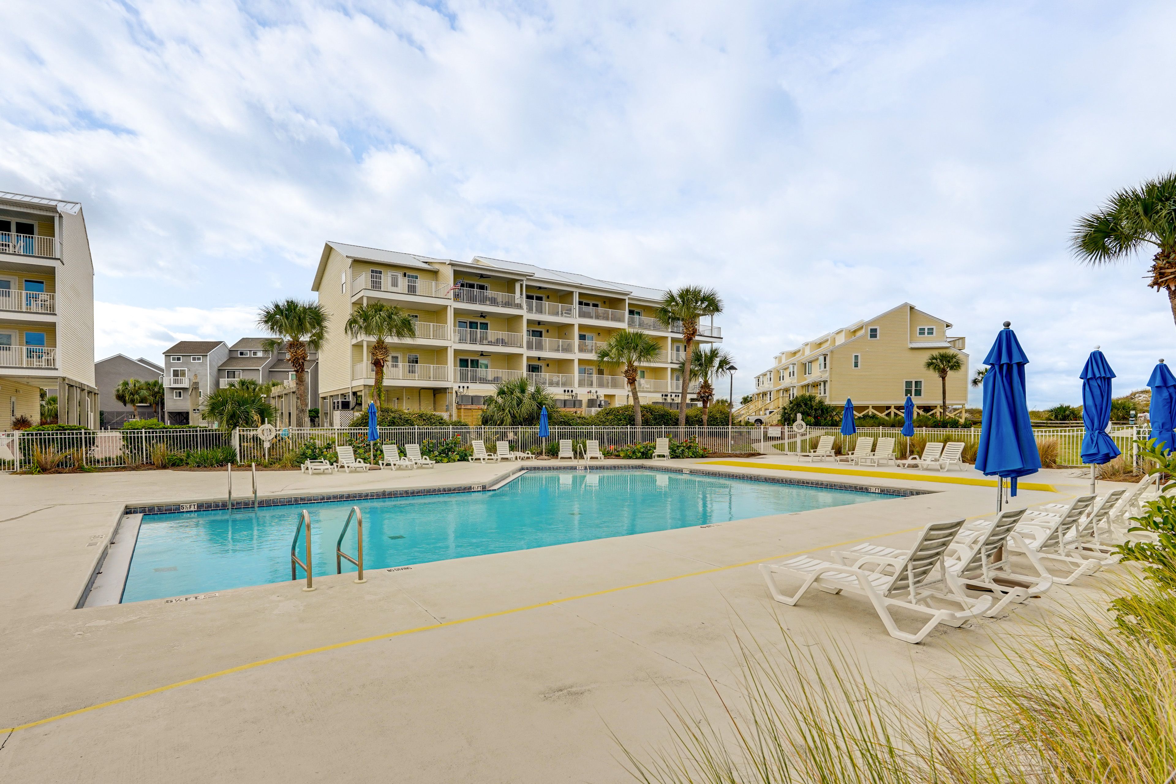 The Seacliffs | Community Amenities | Outdoor Pool