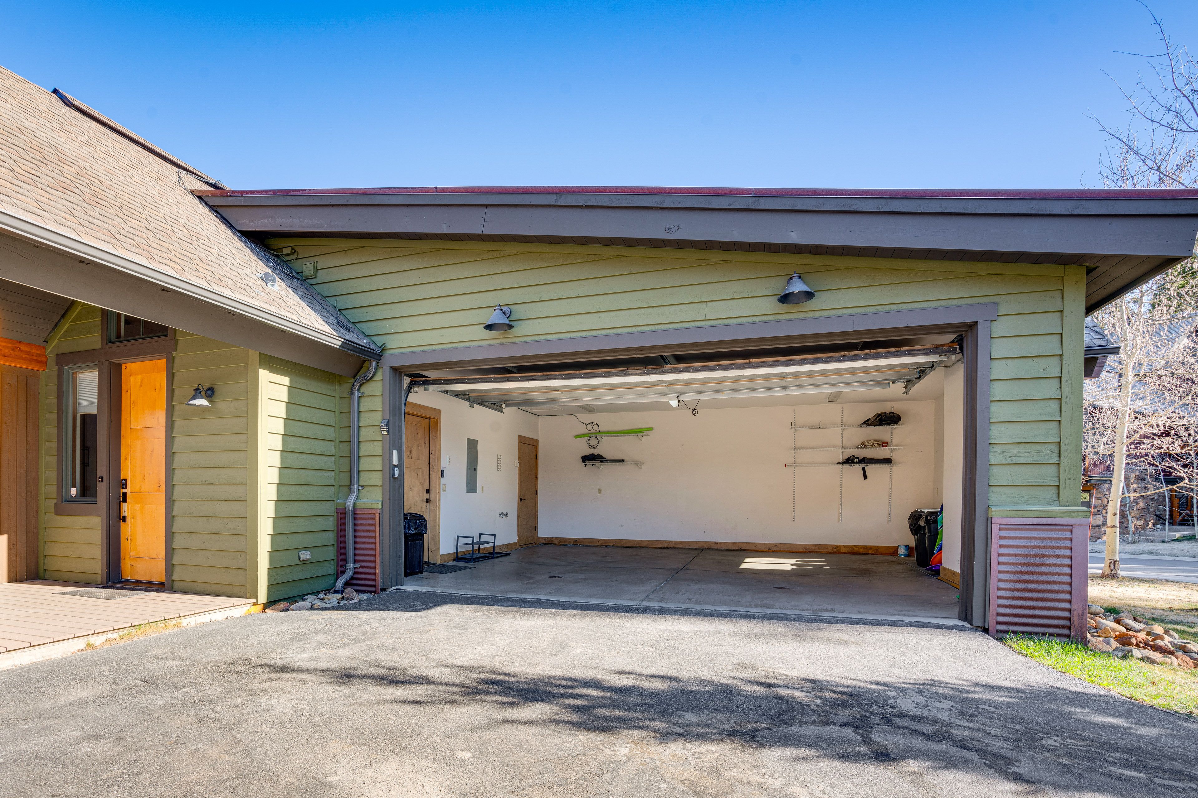 Parking | Garage (2 Vehicles) | Driveway (1 Vehicle)