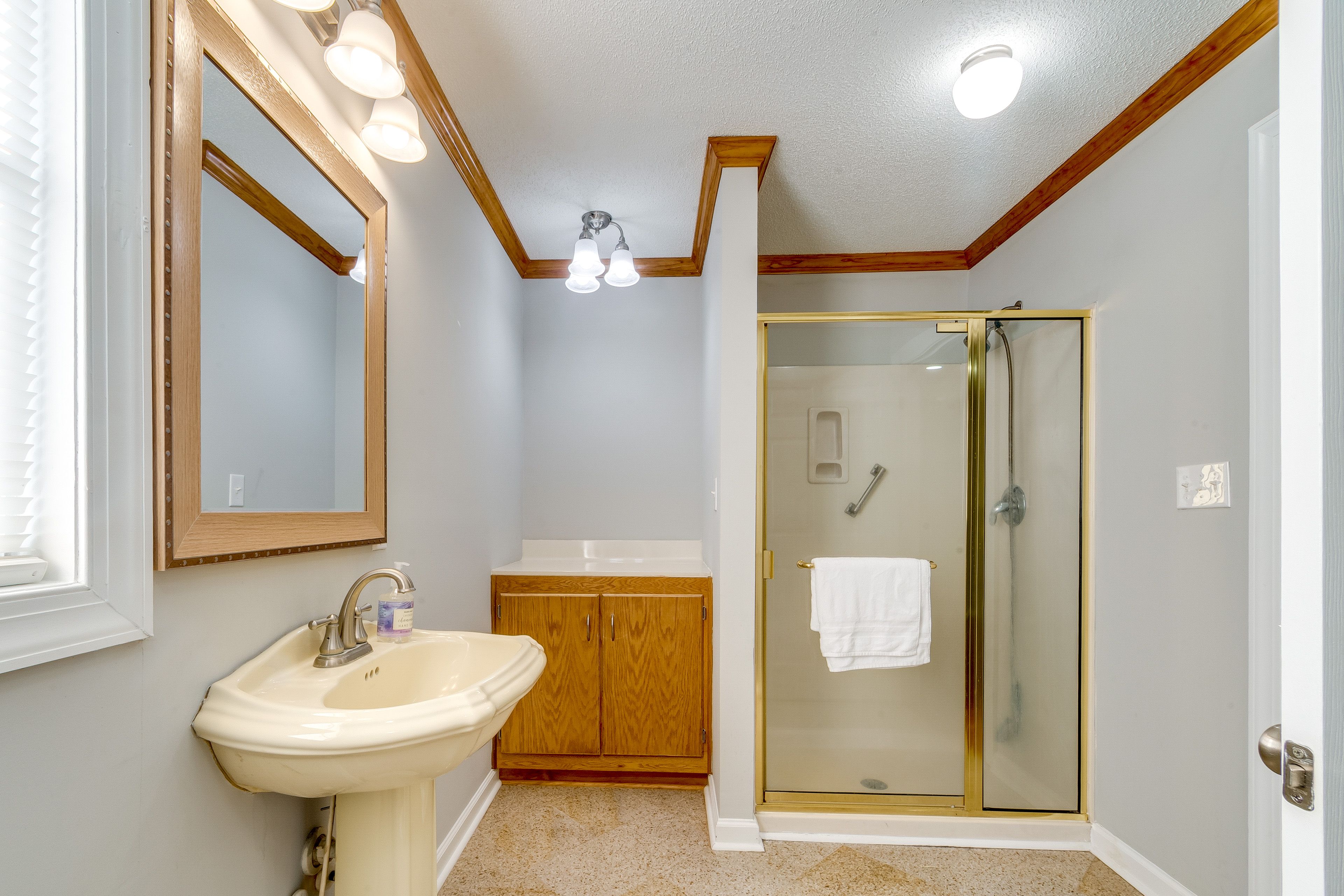 Full Bathroom | Complimentary Toiletries | Towels Provided