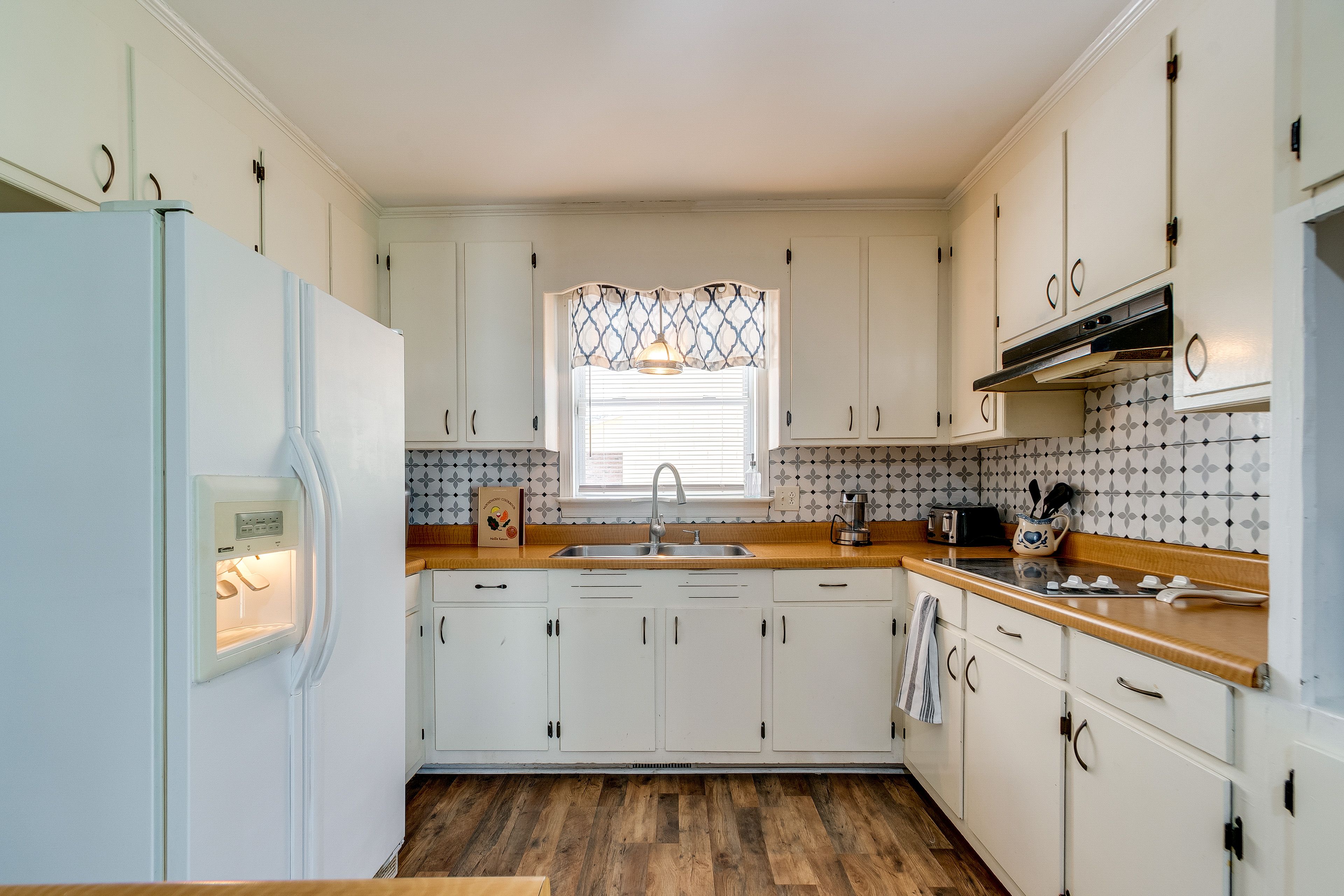 Kitchenette | Cooking Basics | Keurig Coffee Maker | Blender | Microwave