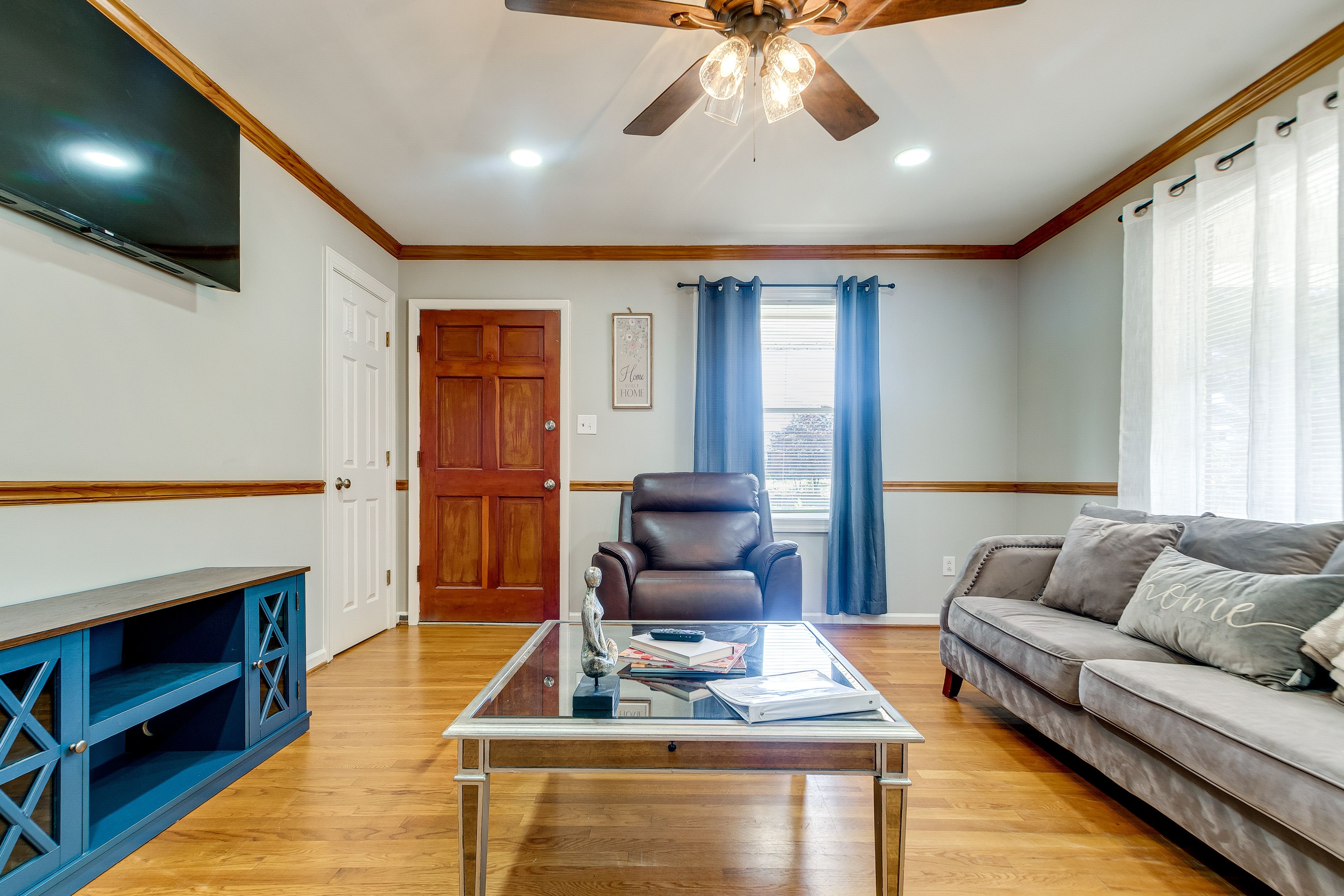 Living Room | Flat-Screen TV | Central Heating & A/C | Free WiFi