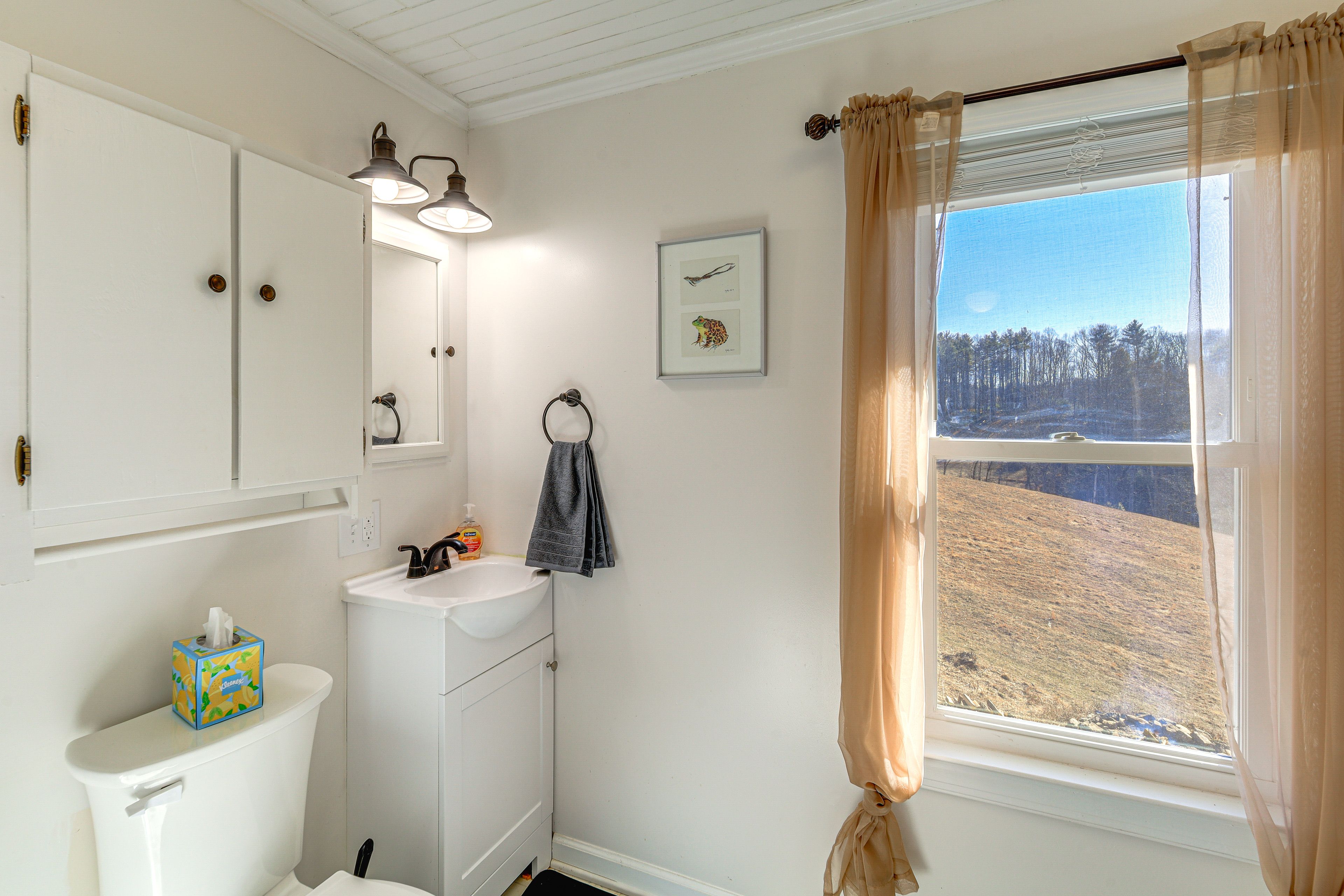 Full Bathroom | 2nd Floor