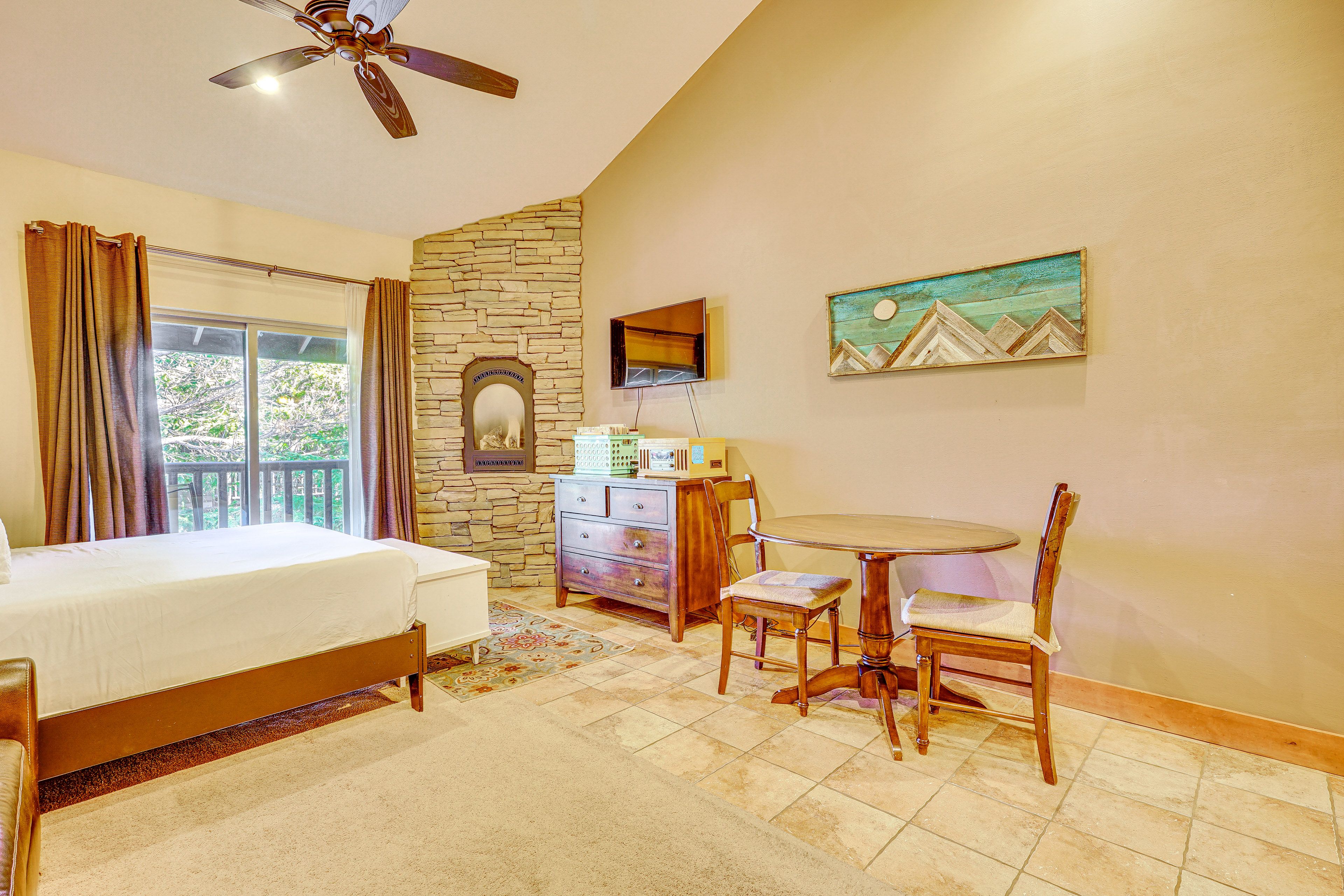 Dining Area | Dishware/Flatware Provided