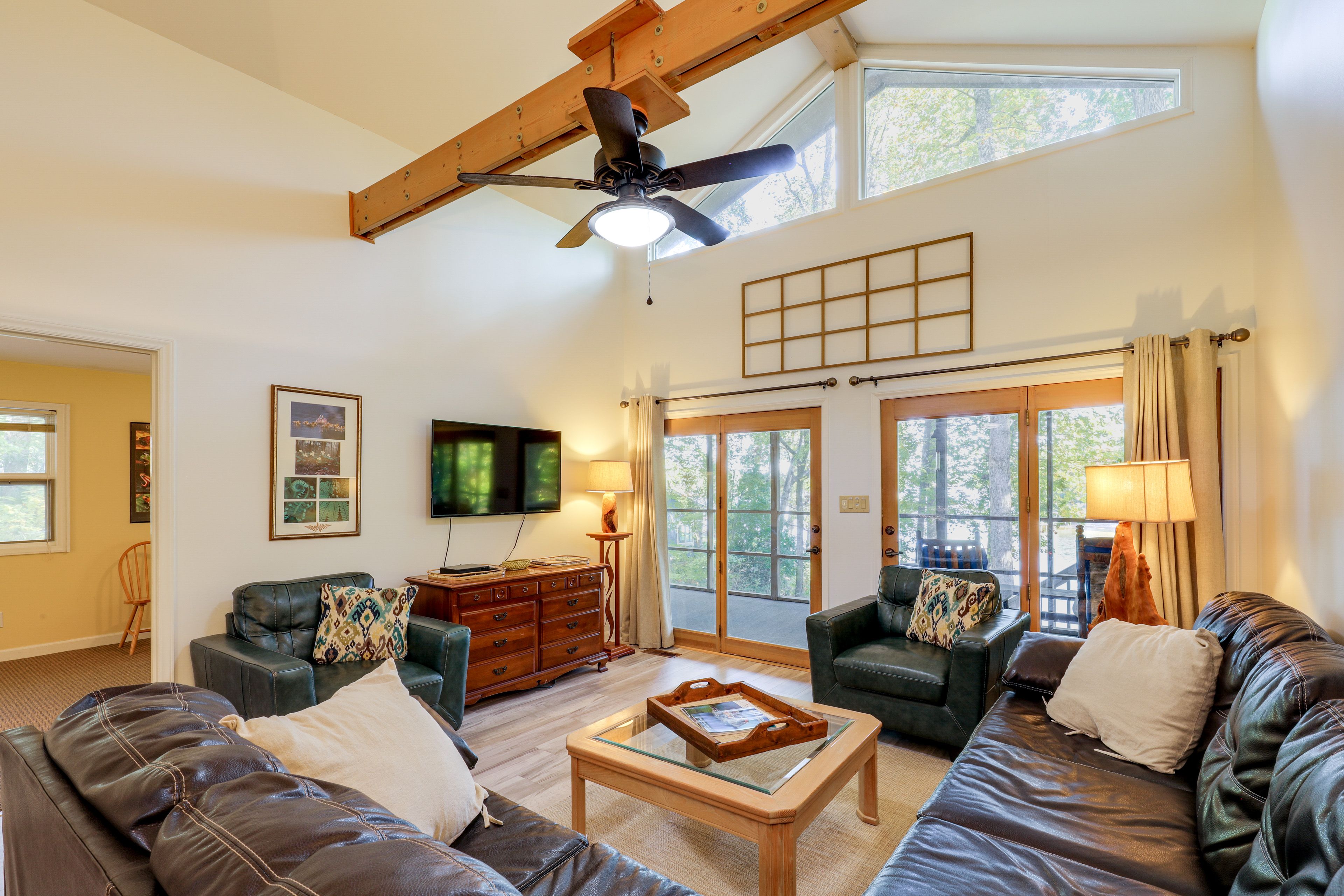 Living Room | Central A/C & Heating | Free WiFi