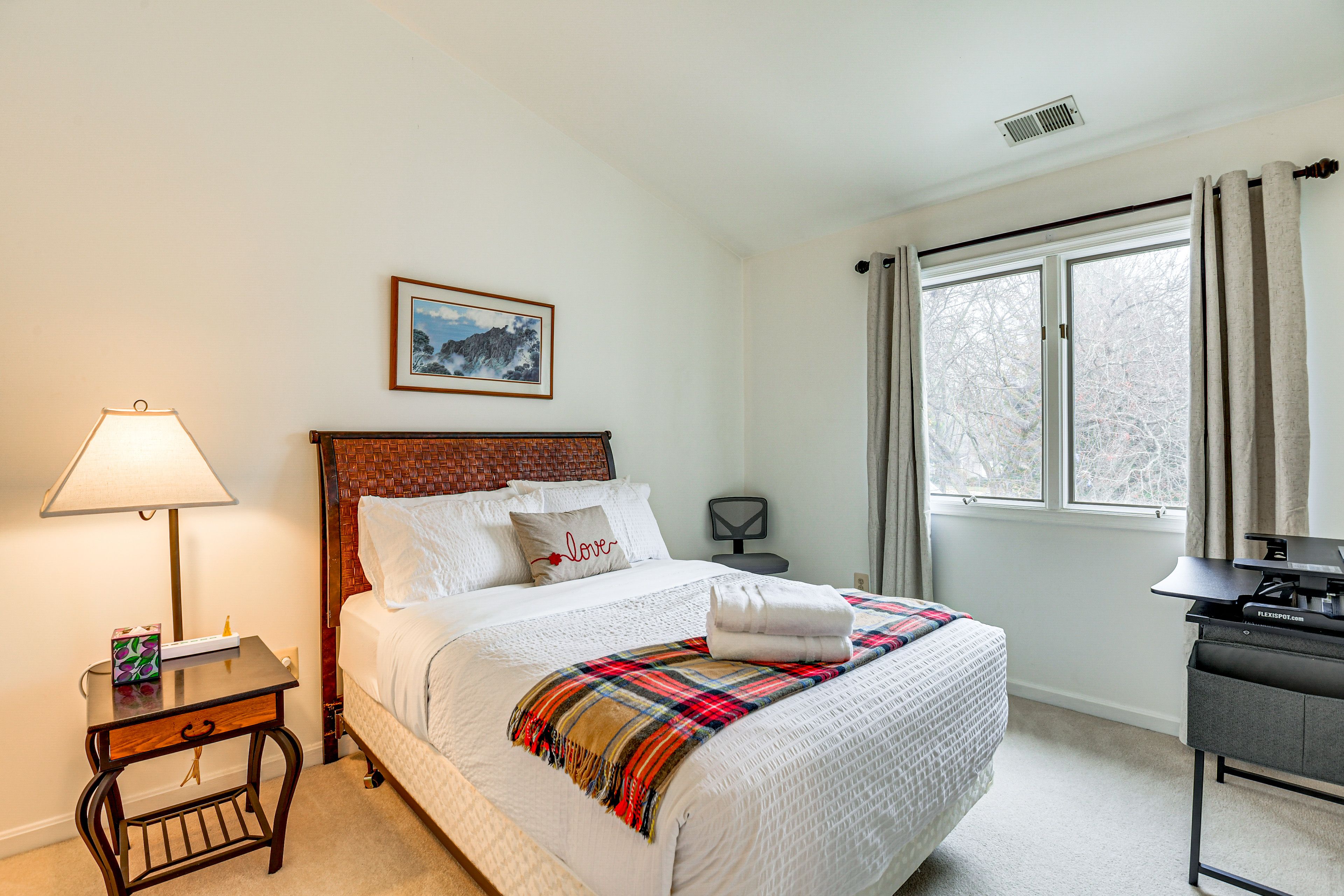 Bedroom 1 | Queen Bed | Main Floor