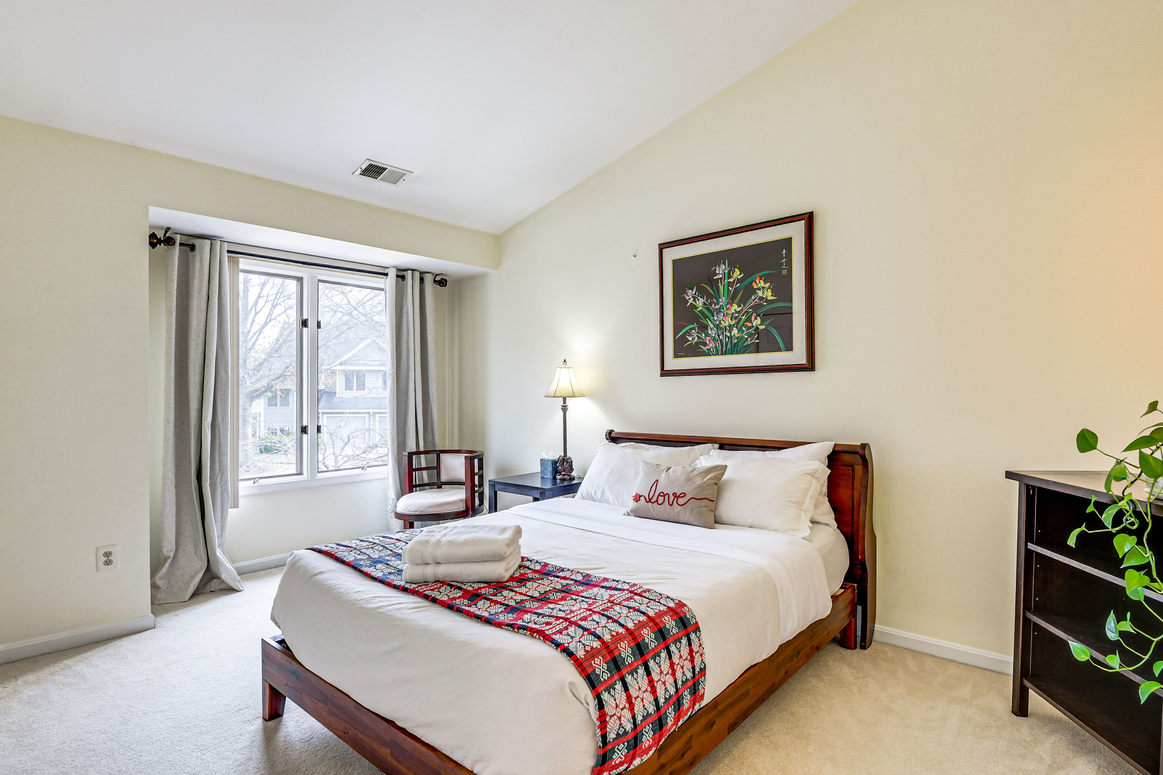 Bedroom 2 | Queen Bed | Main Floor