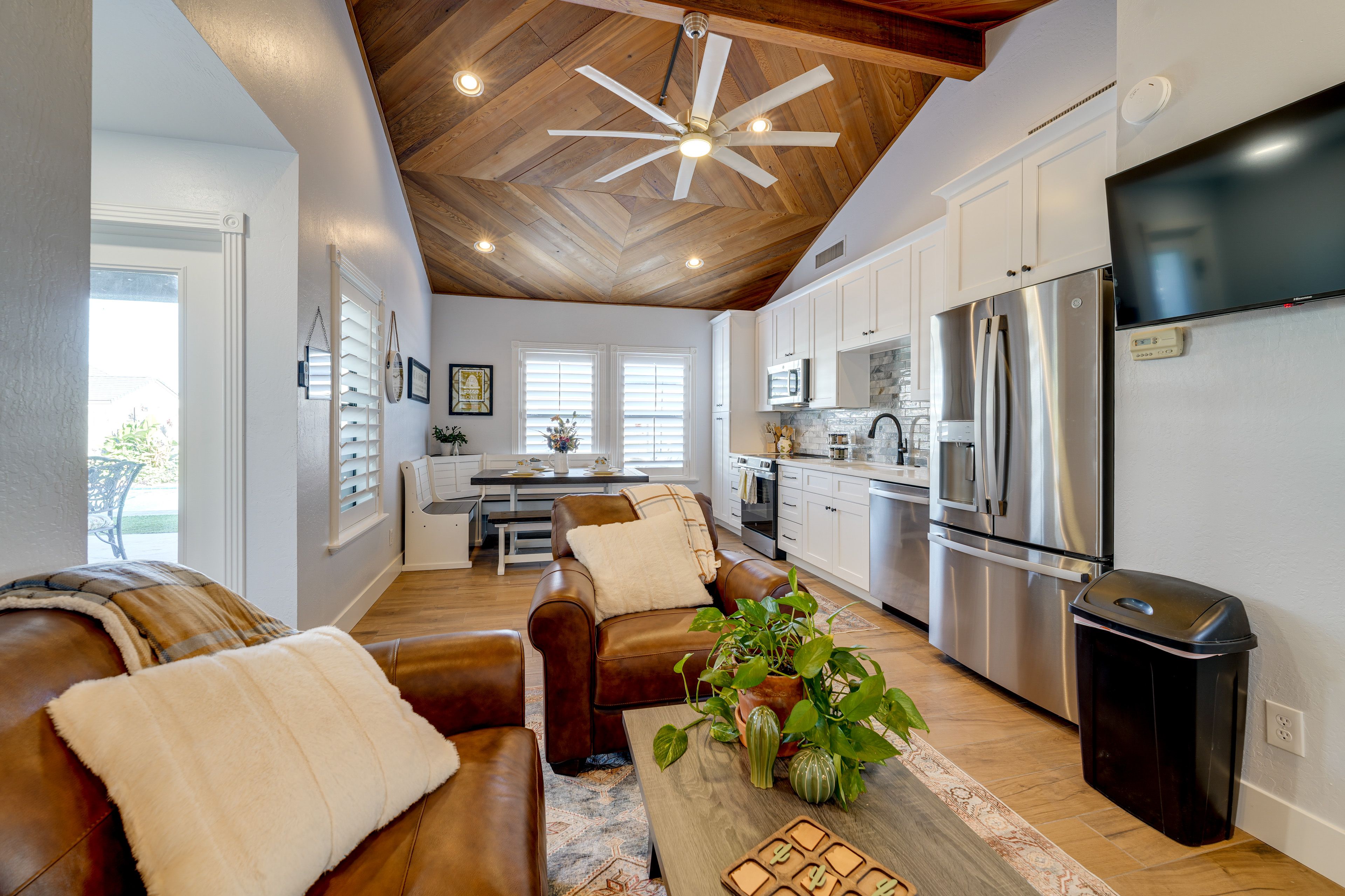 Living Area | Smart TV