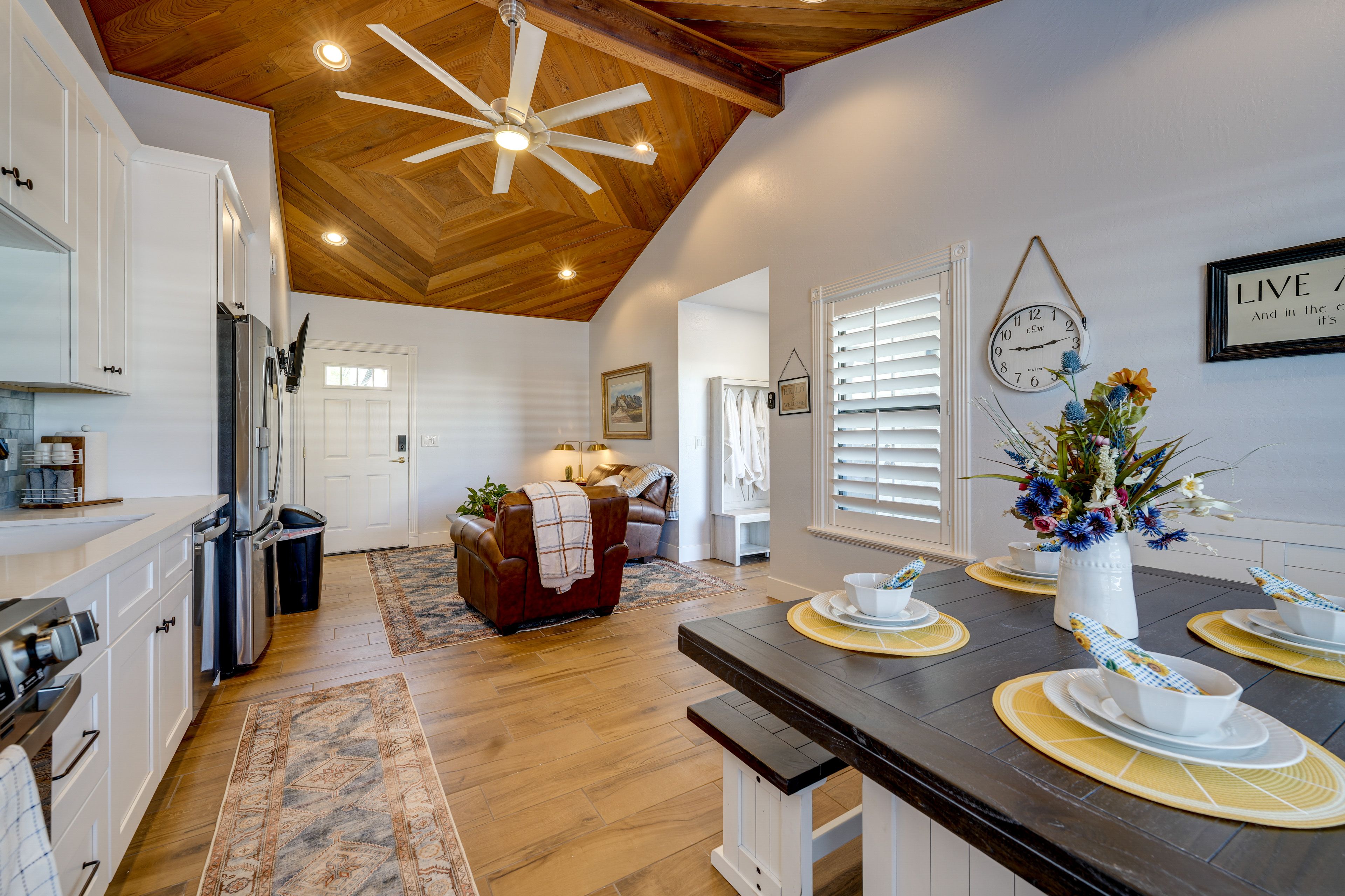Dining Area | Dishware/Flatware Provided
