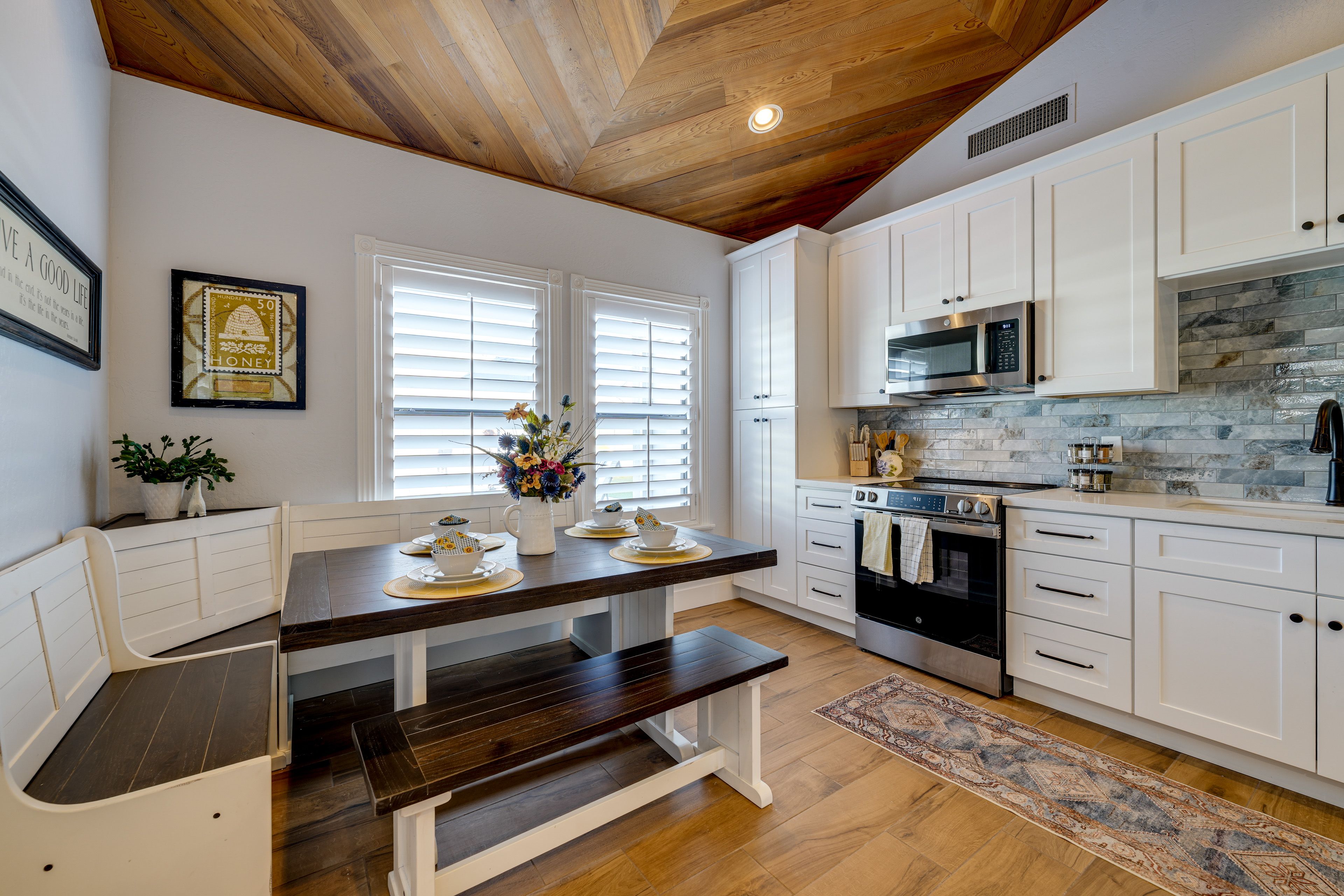 Kitchen | Dining Table | Free WiFi | Central Air Conditioning/Heat