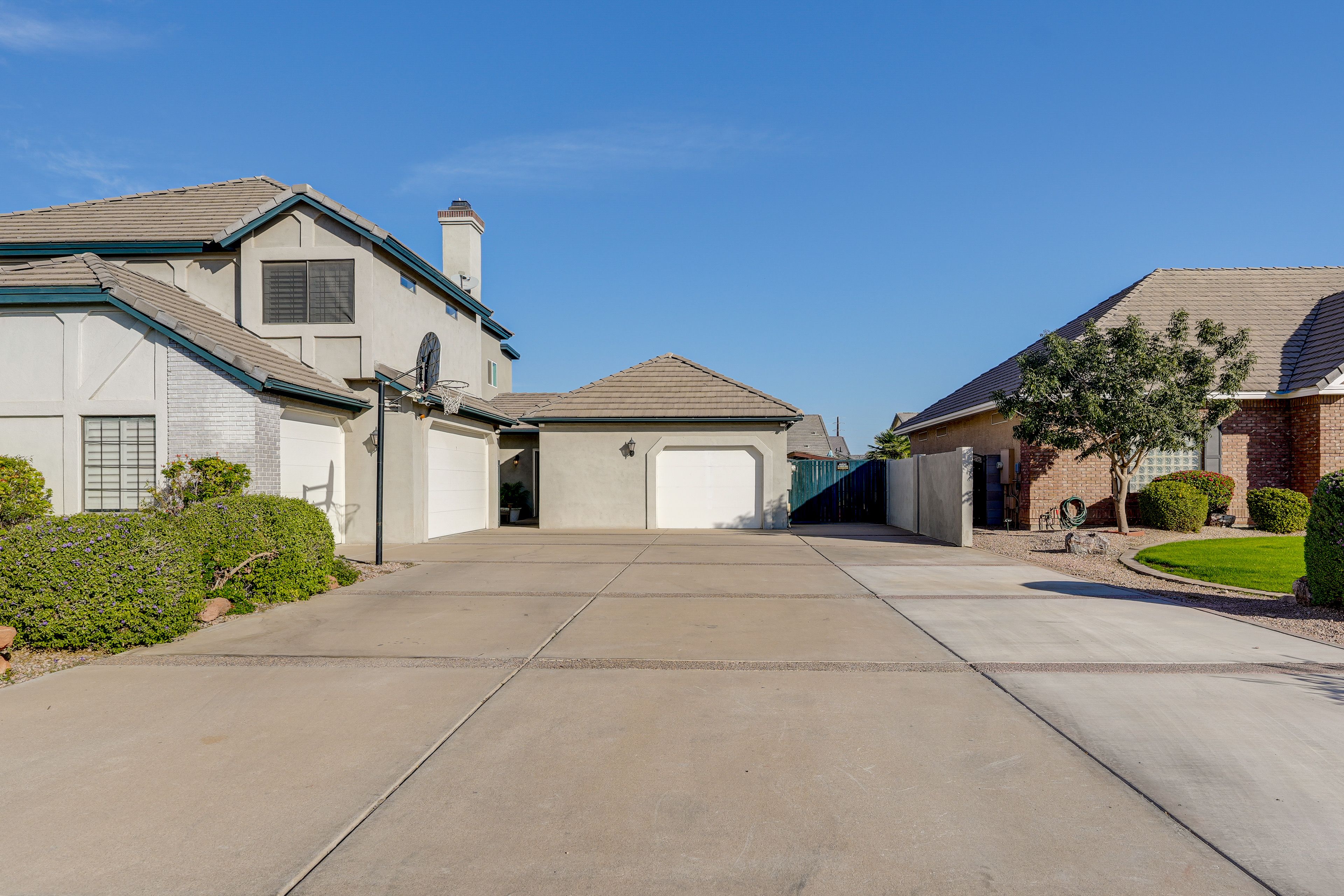 Property Exterior | Shared Driveway (2 Vehicles)