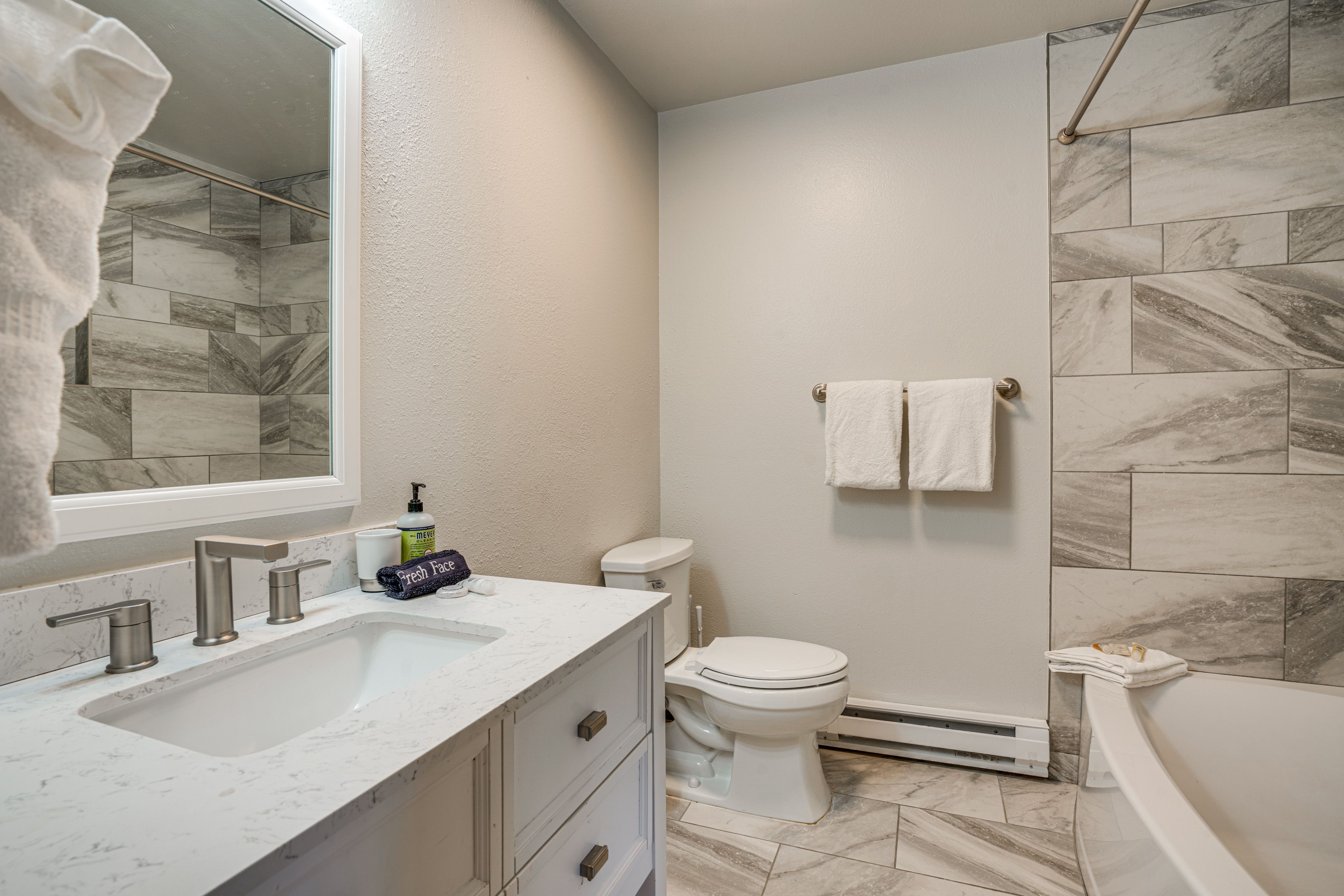 Full Bathroom | Upper Level