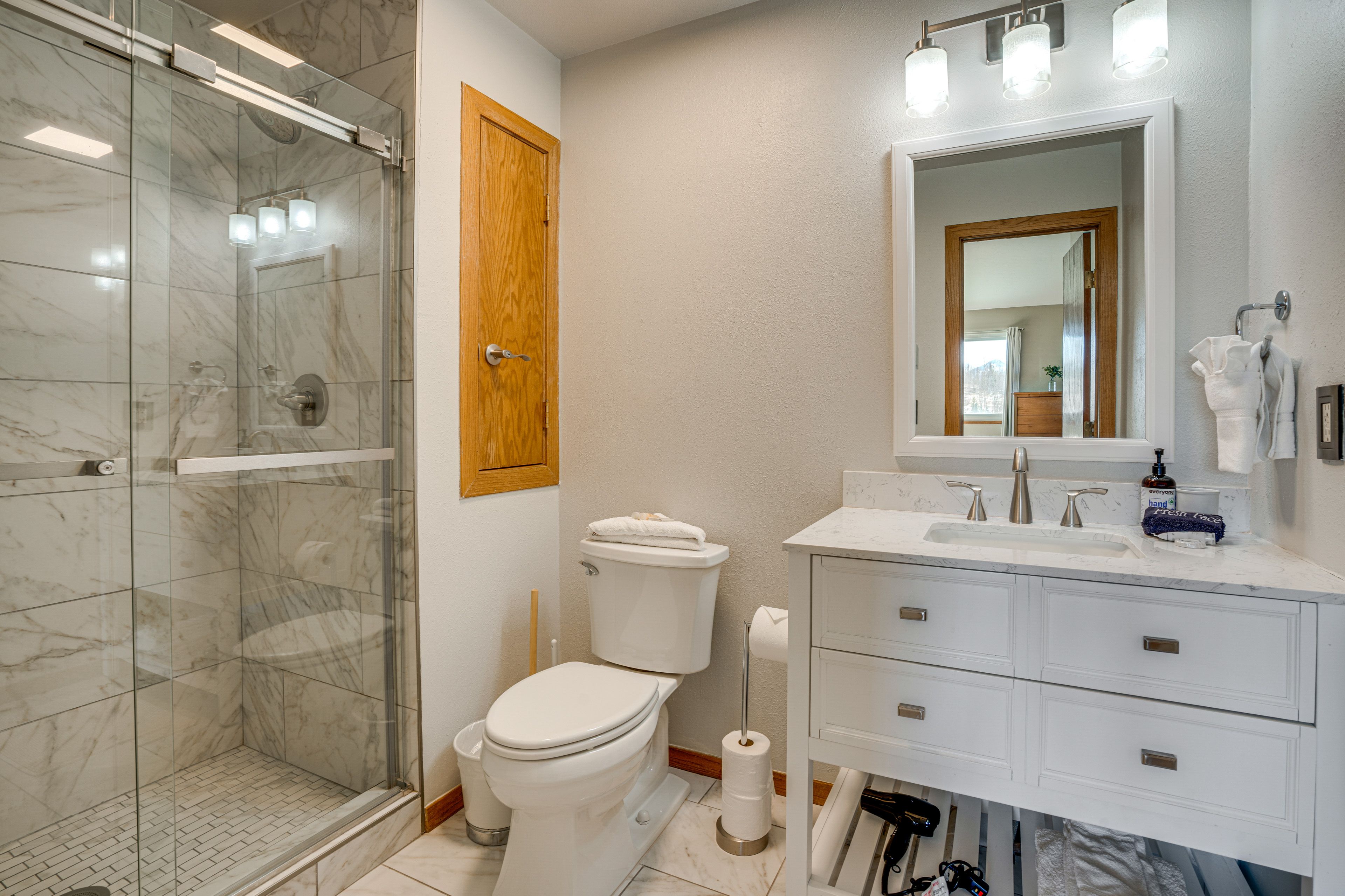 Full Bathroom | Upper Level