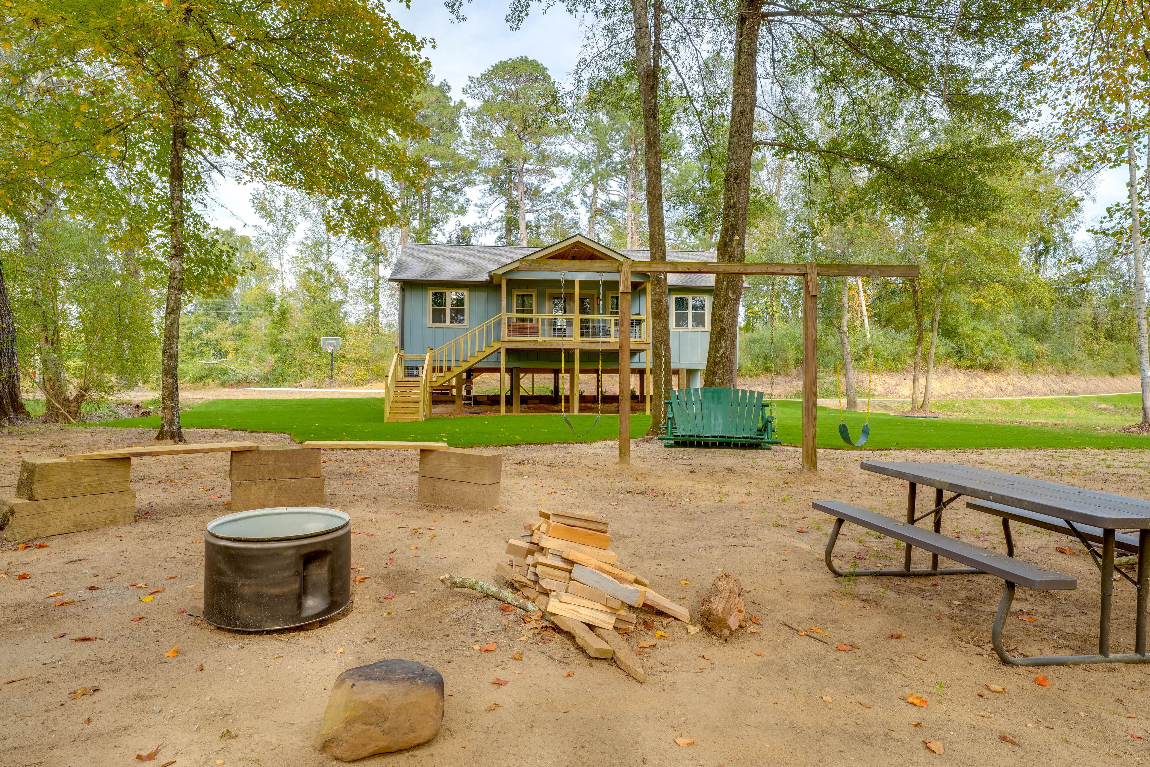 Wood-Burning Fire Pit | Picnic Table | Private Yard