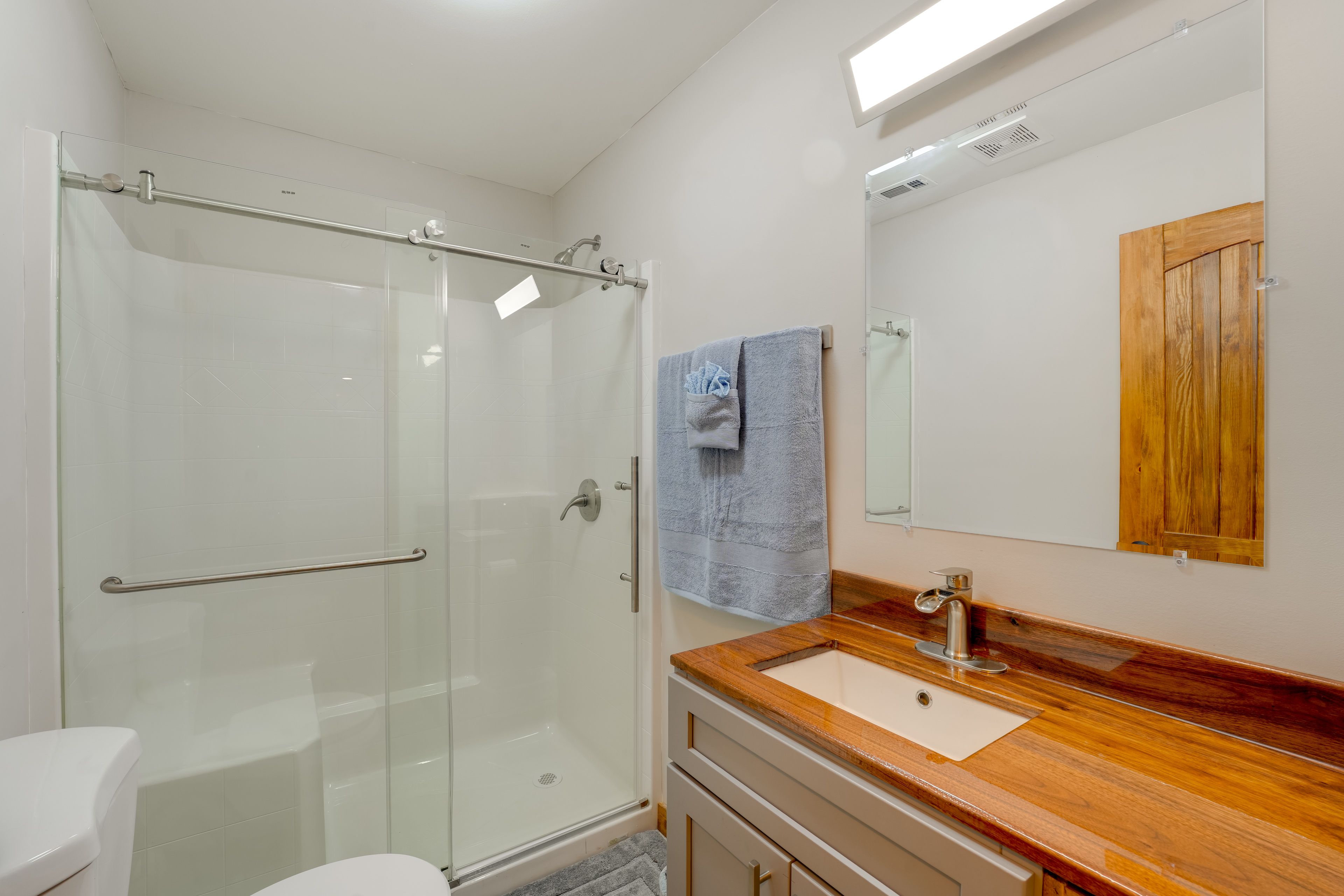 Full Bathroom | Complimentary Toiletries