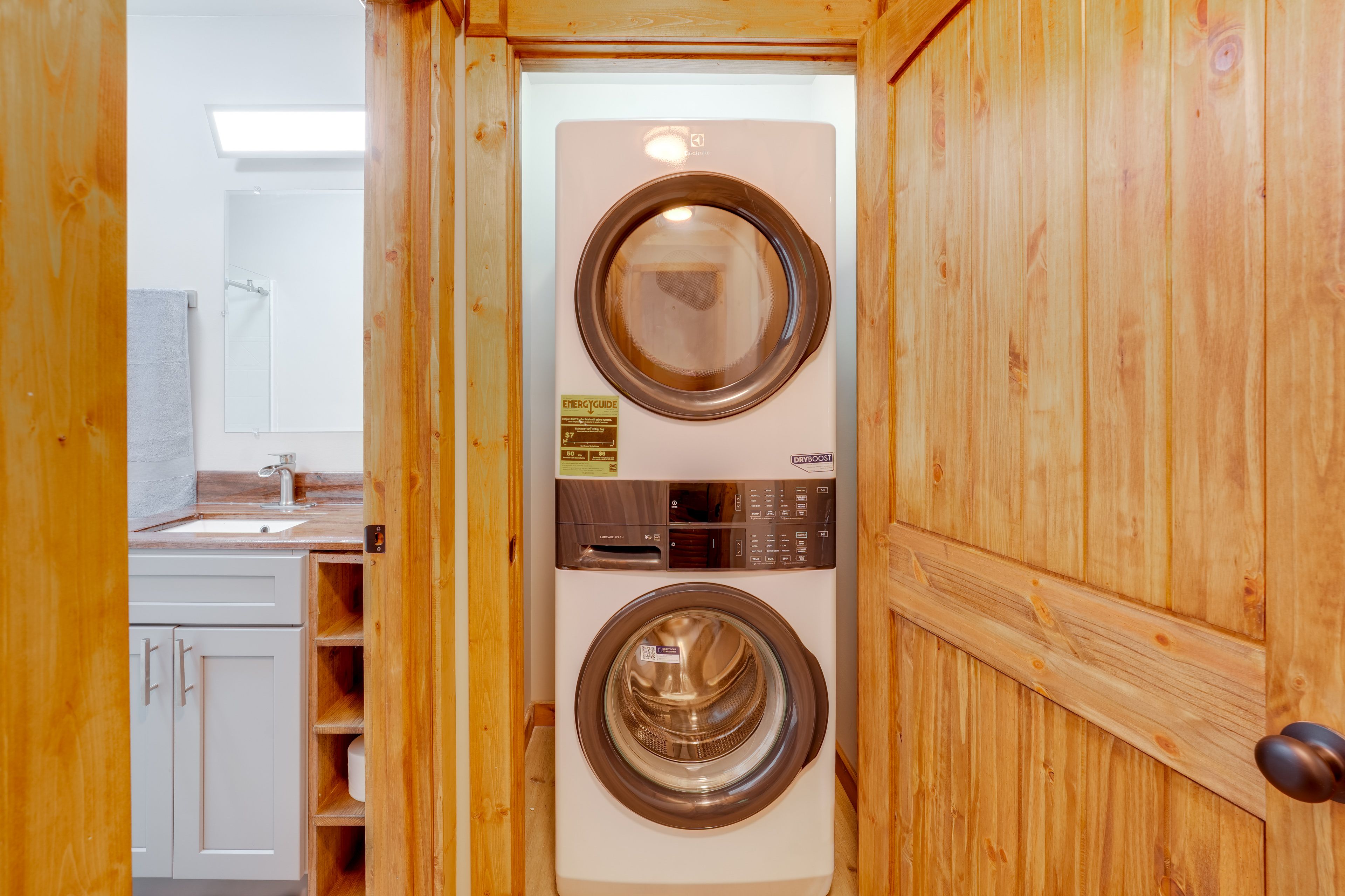 Laundry Closet | Washer/Dryer