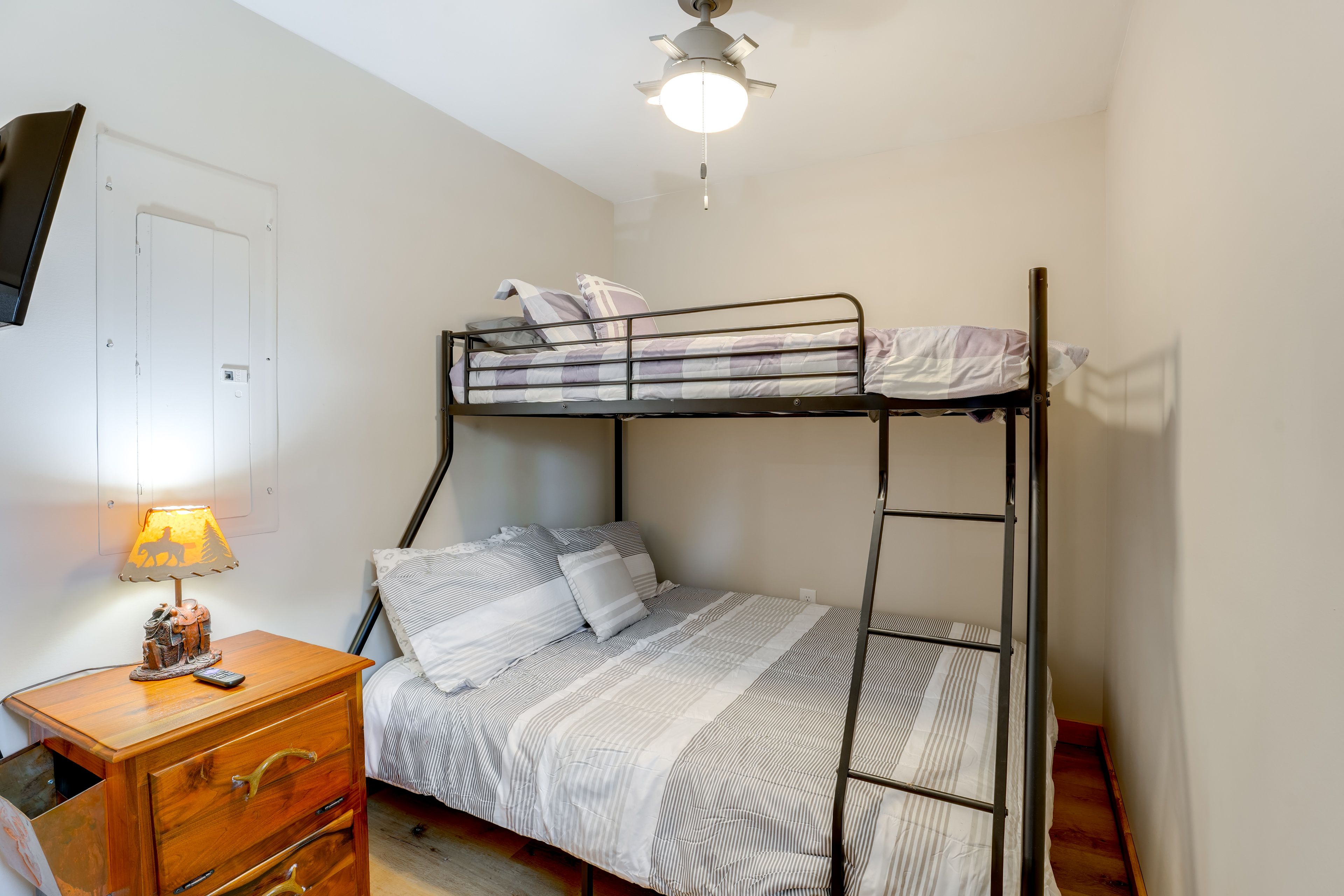 Sleeping Nook | Twin/Full Bunk Bed | Smart TV