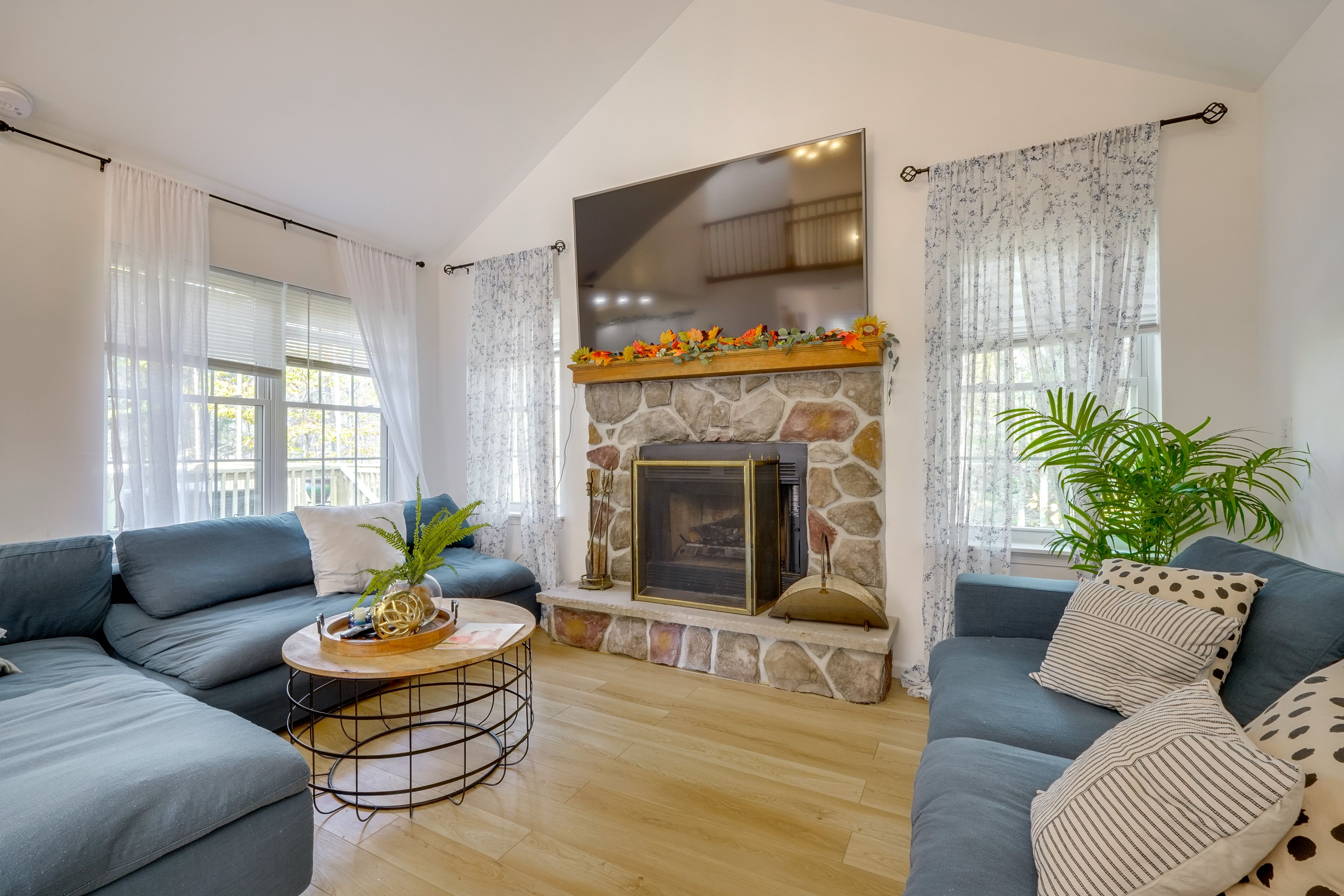 Living Room | Free WiFi | Smart TV | Central A/C | Fireplace | 1st Floor