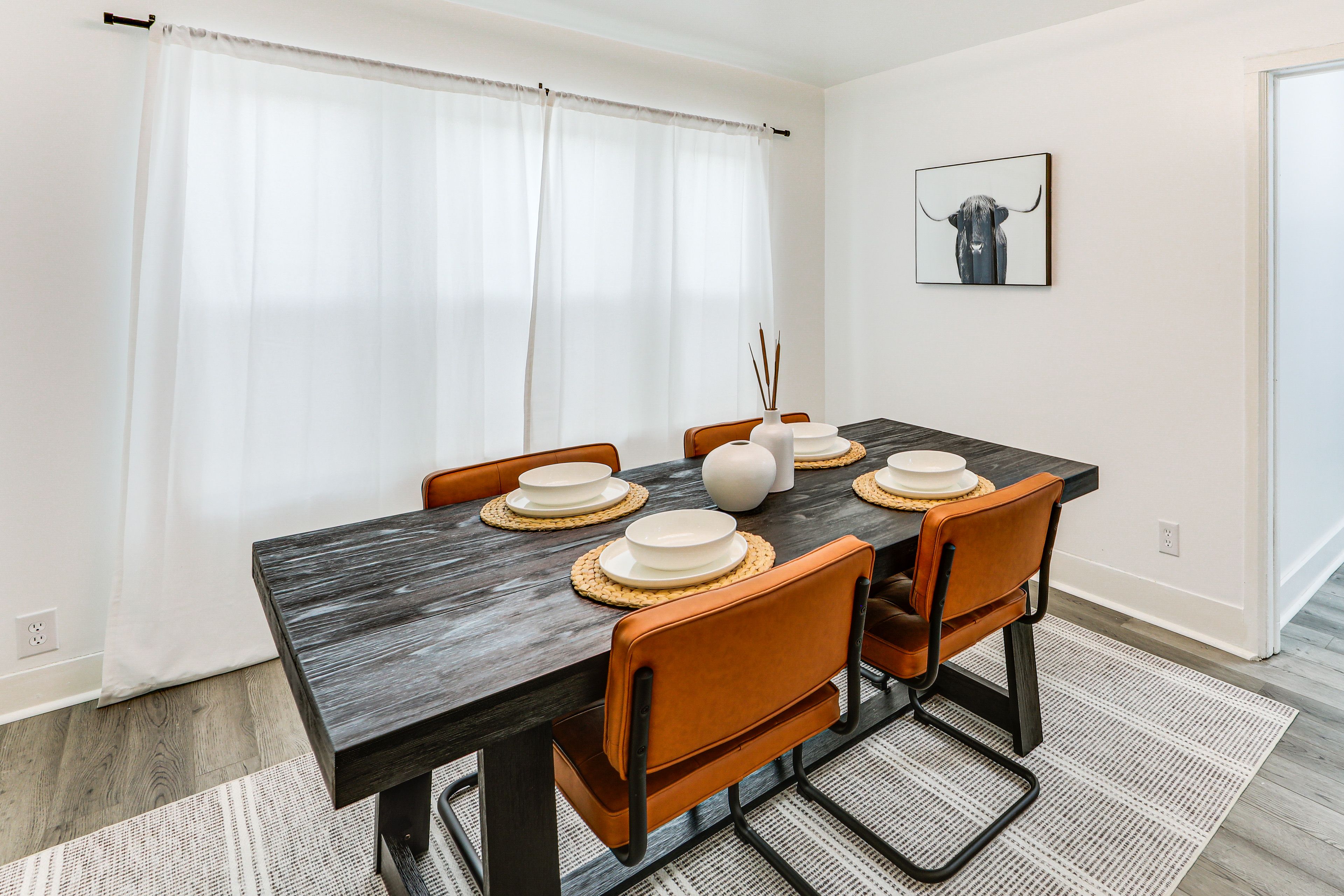 Dining Area | Dishware/Flatware Provided | 1st Floor