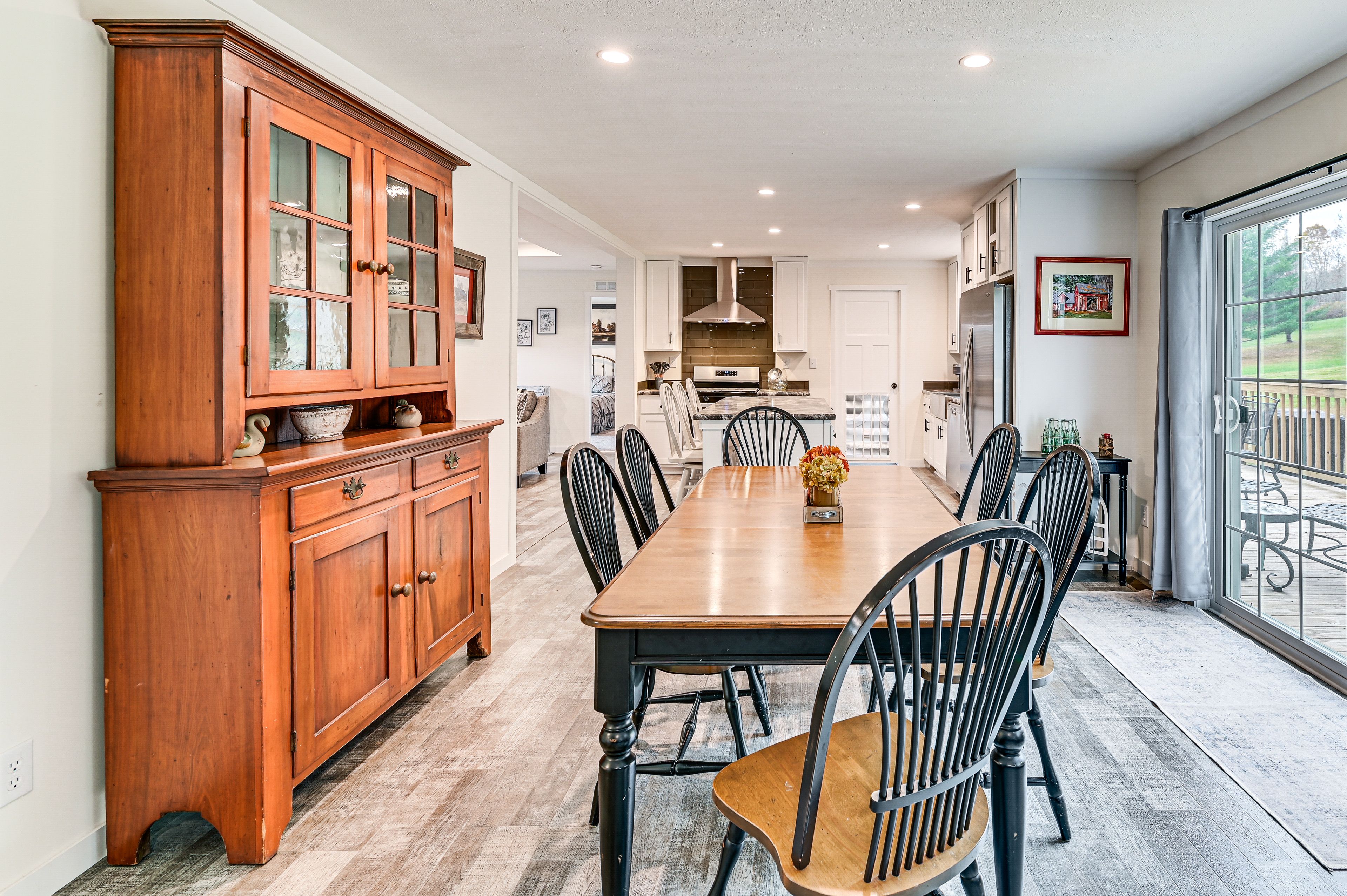 Dining Area | Dishware/Flatware | Free WiFi