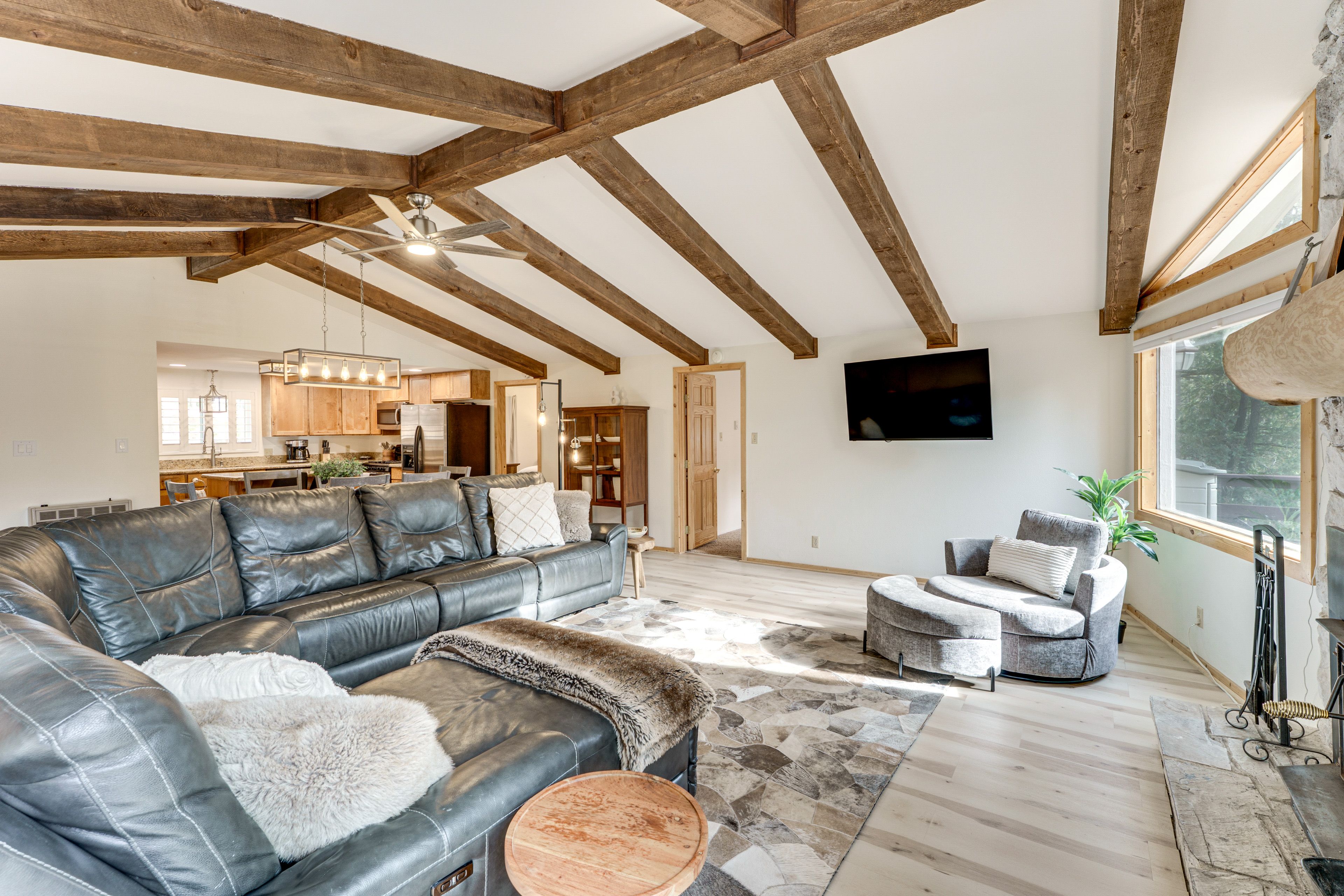 Living Room | Smart TV | Fireplace | Free WiFi