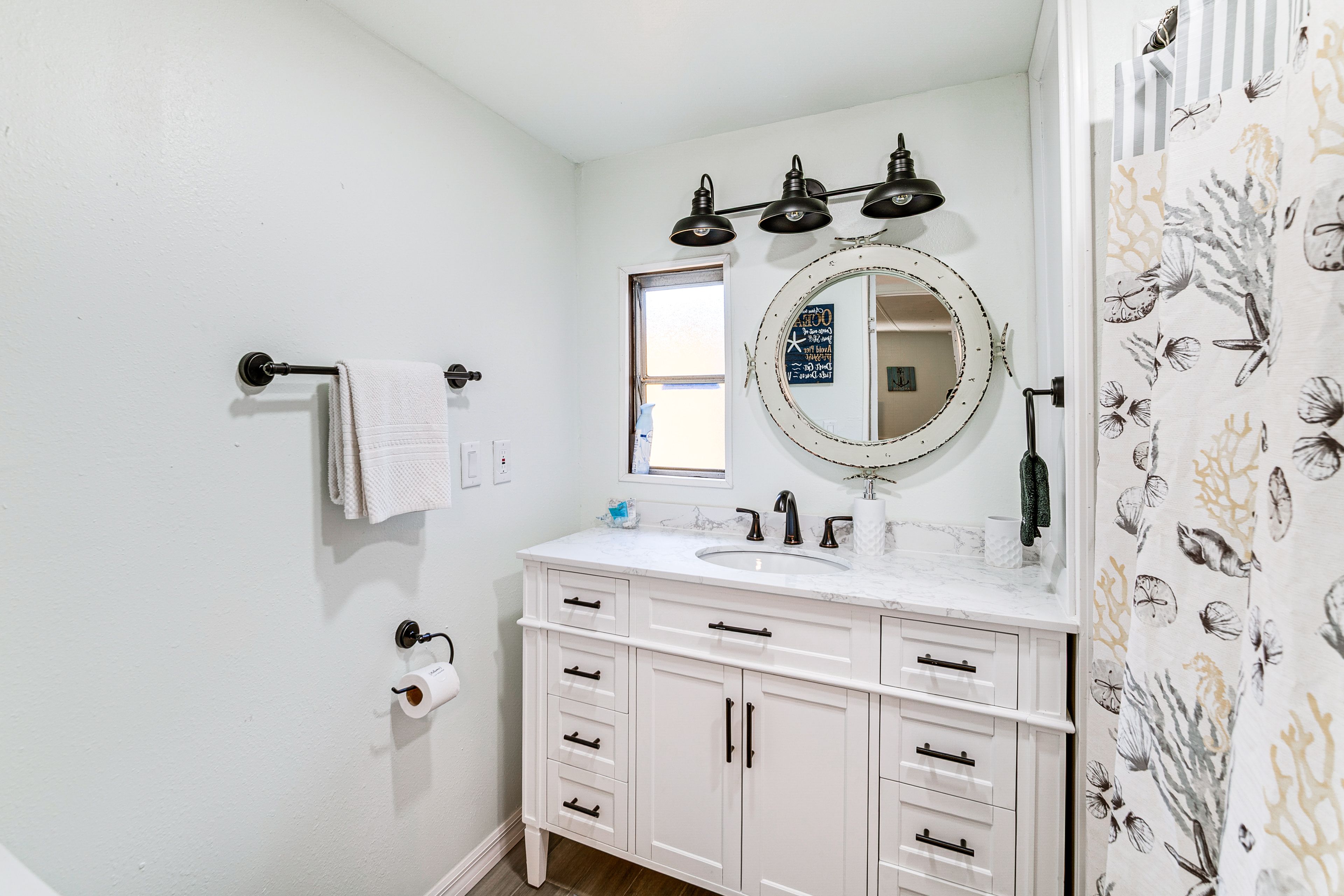 Full Bathroom | Towels Provided | Complimentary Toiletries