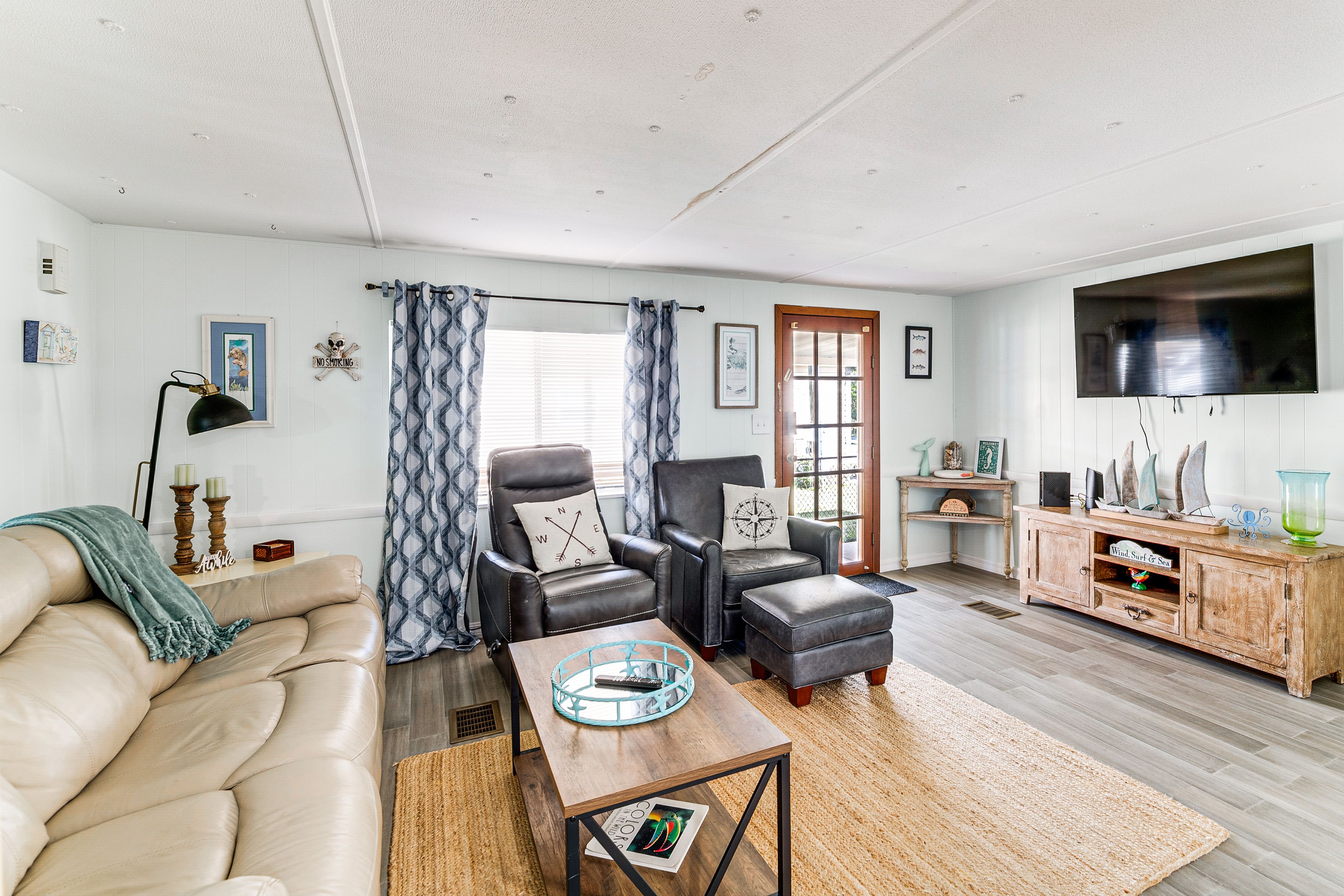 Living Room | Smart TV | Free WiFi | Central A/C & Heating