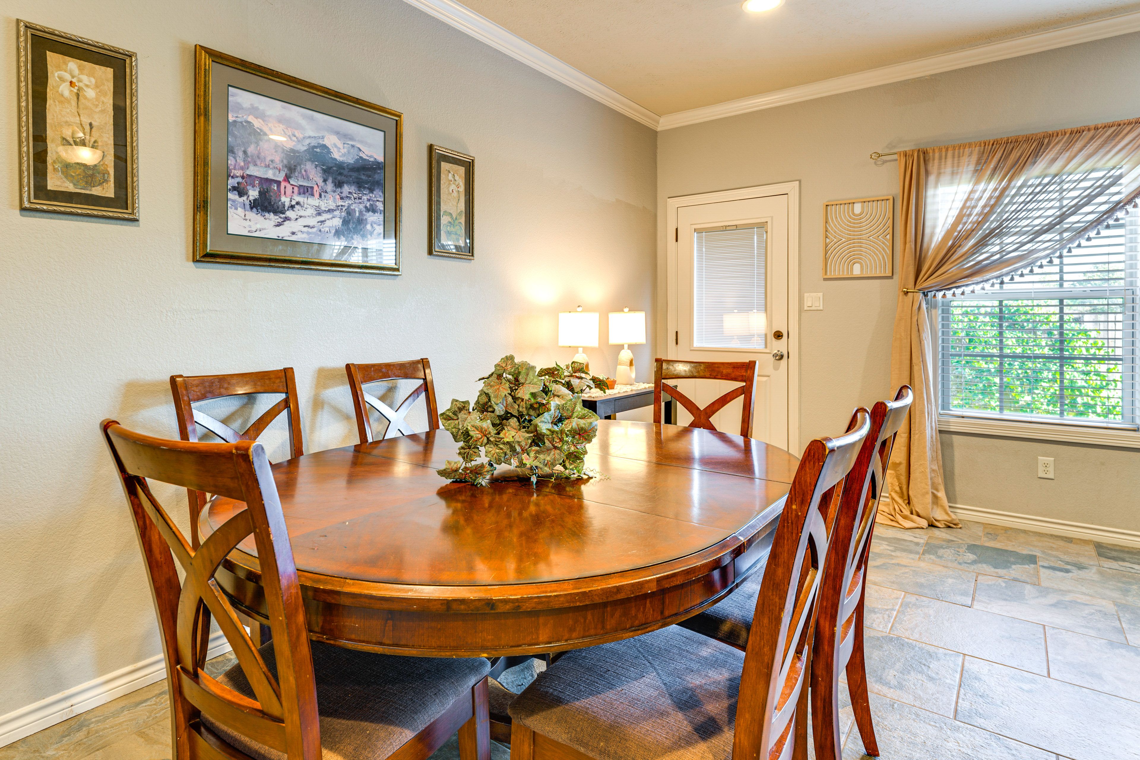 Dining Area | Dishware/Flatware Provided | 1st Floor