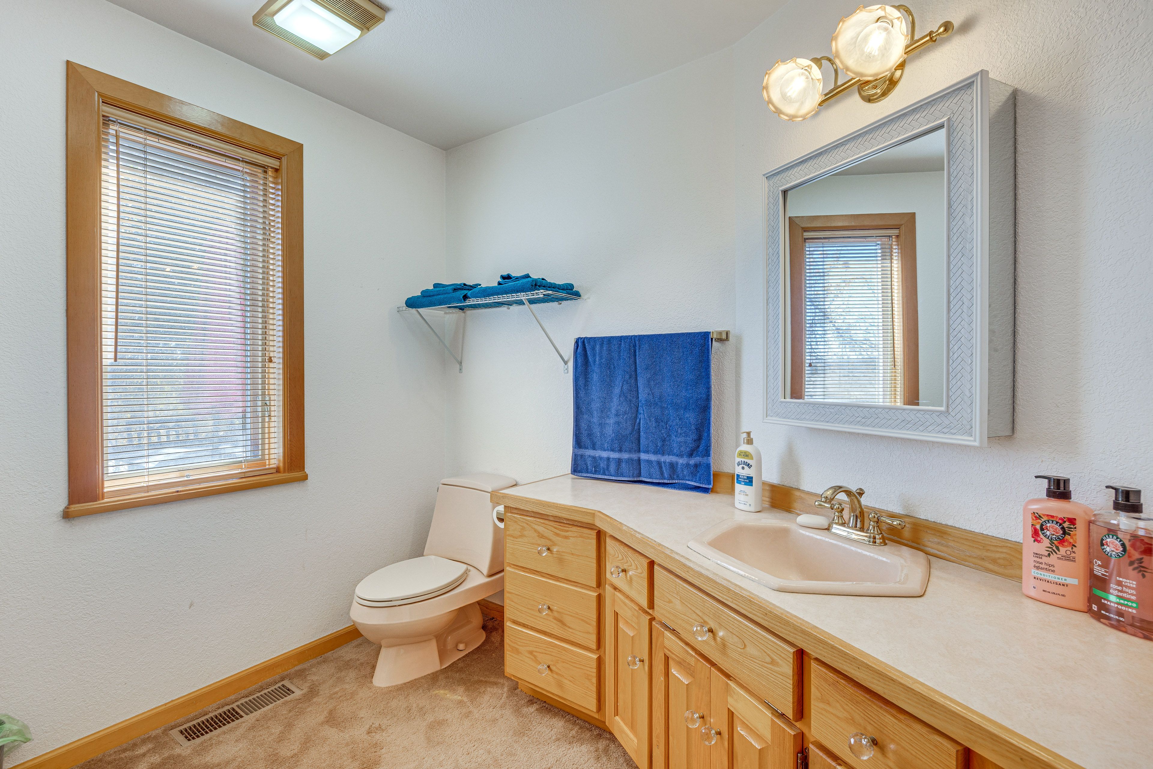 Full Bathroom | Towels Provided