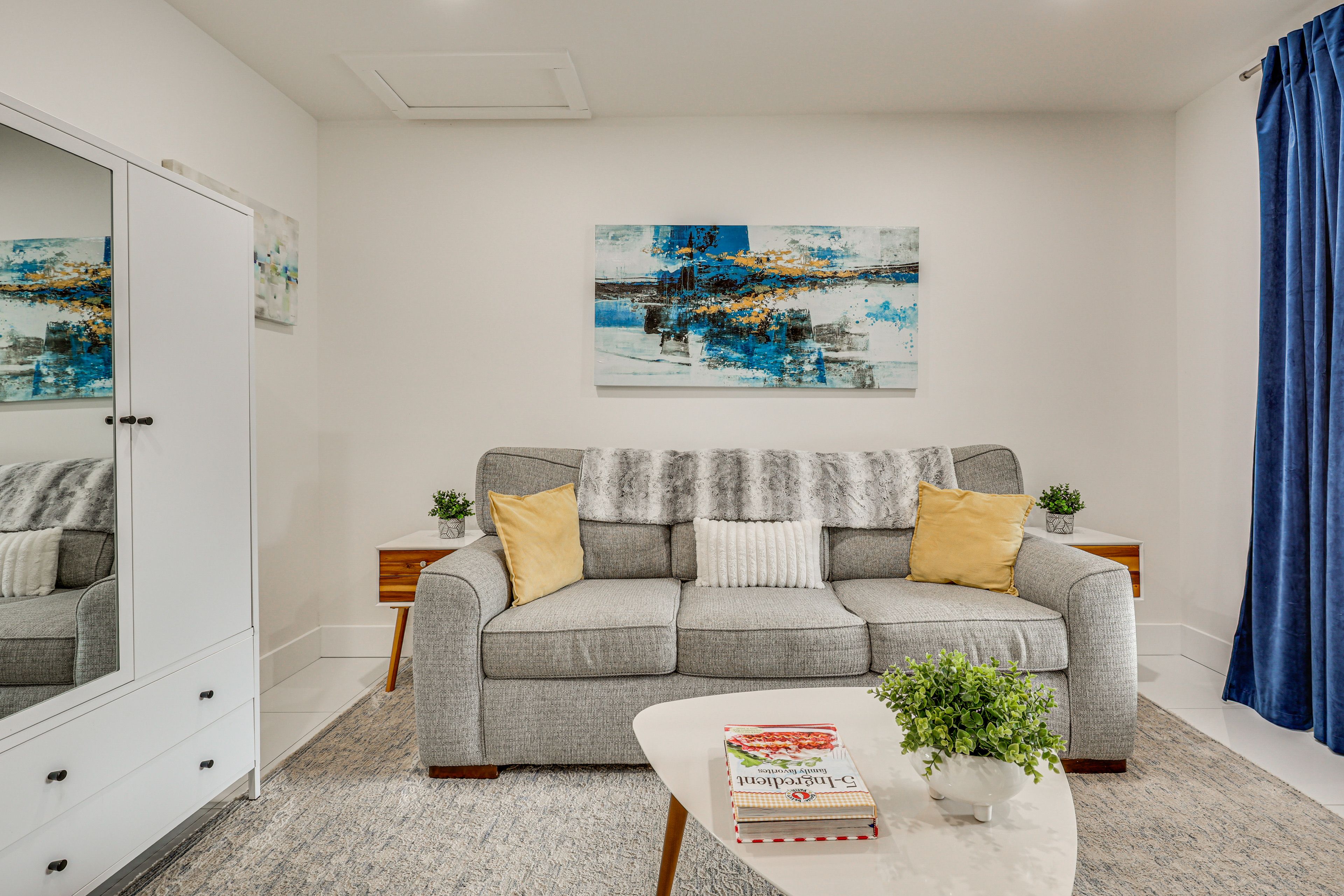 Living Room | Queen Sleeper Sofa | Free WiFi | Central A/C & Heat | Smart TV