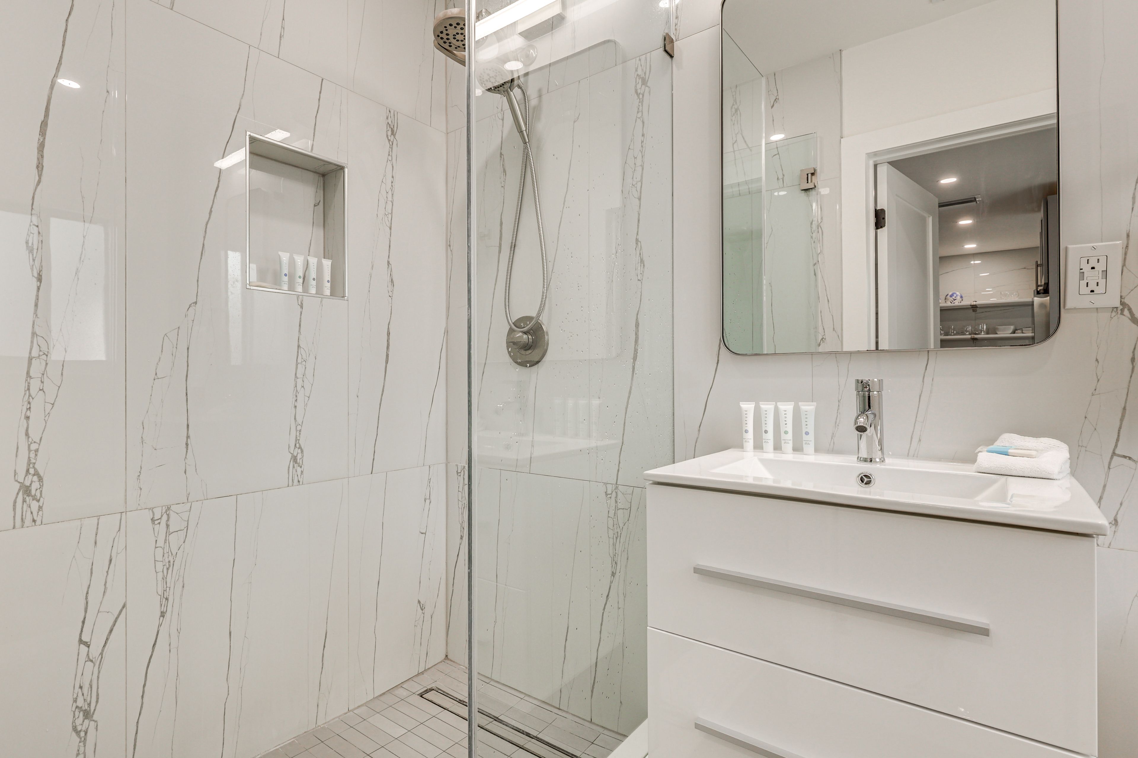 Full Bathroom | Towels Provided | Complimentary Toiletries