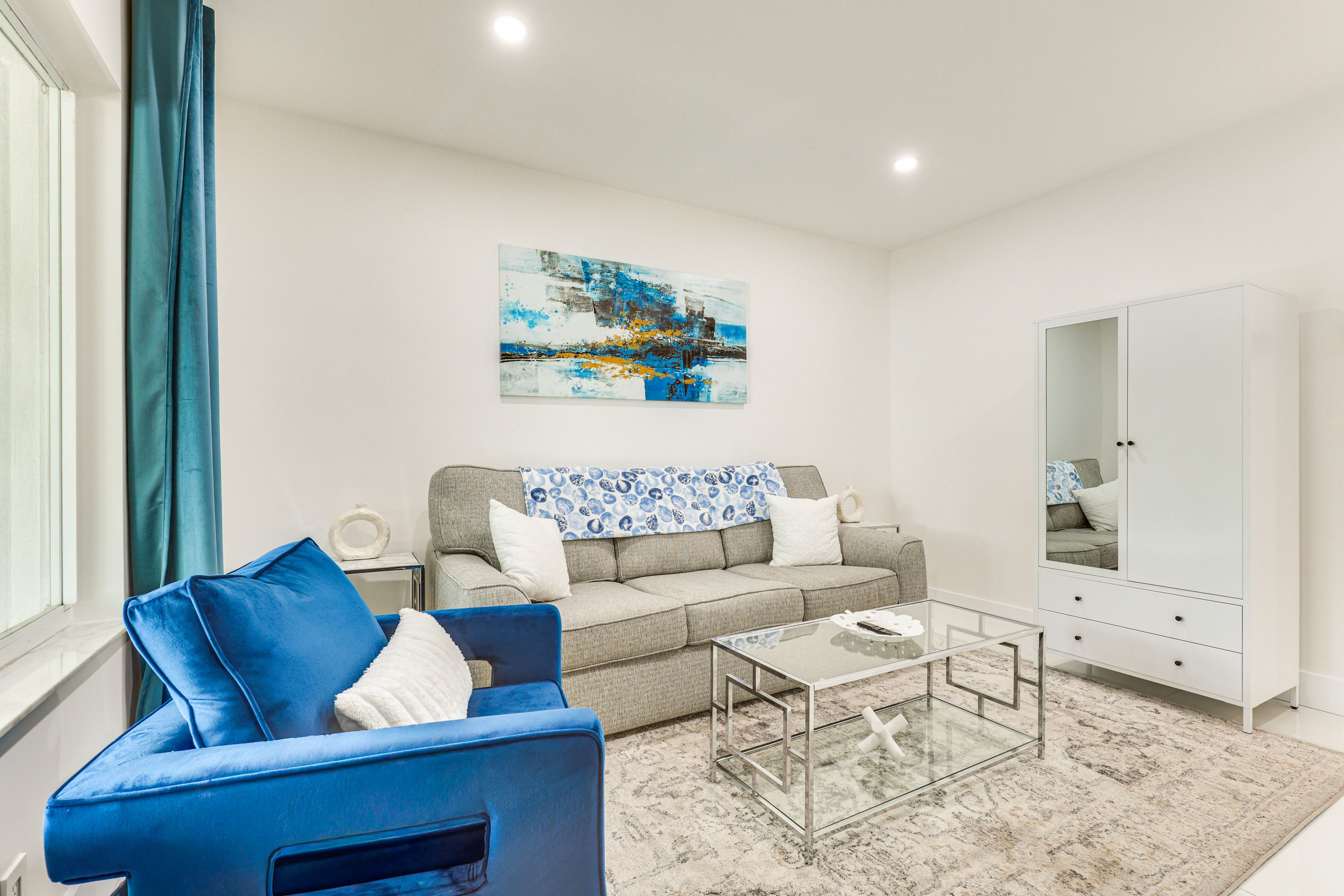 Living Room | Queen Sleeper Sofa | Free WiFi | Central A/C & Heat | Smart TV