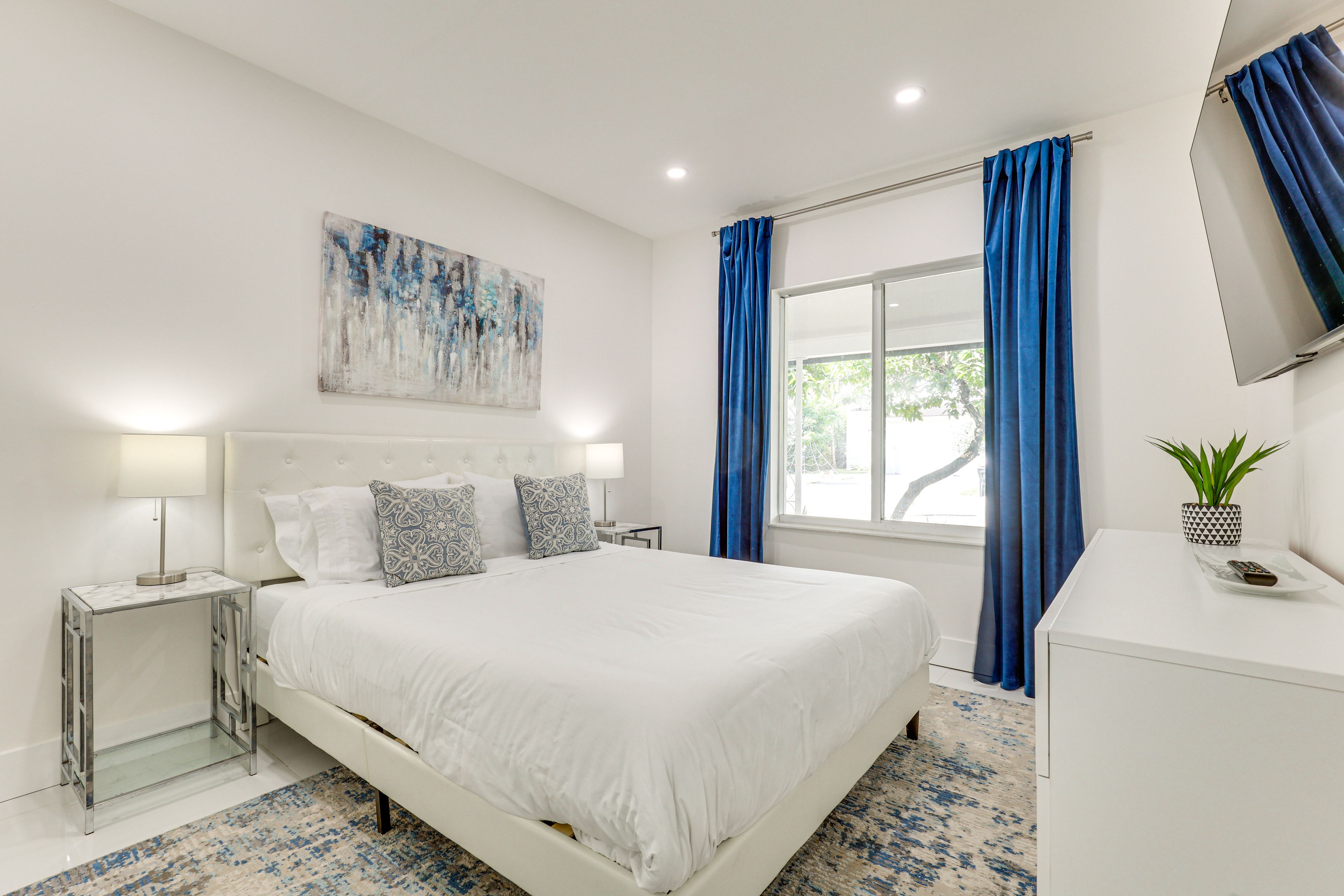 Bedroom | Queen Bed | Linens Provided | Smart TV